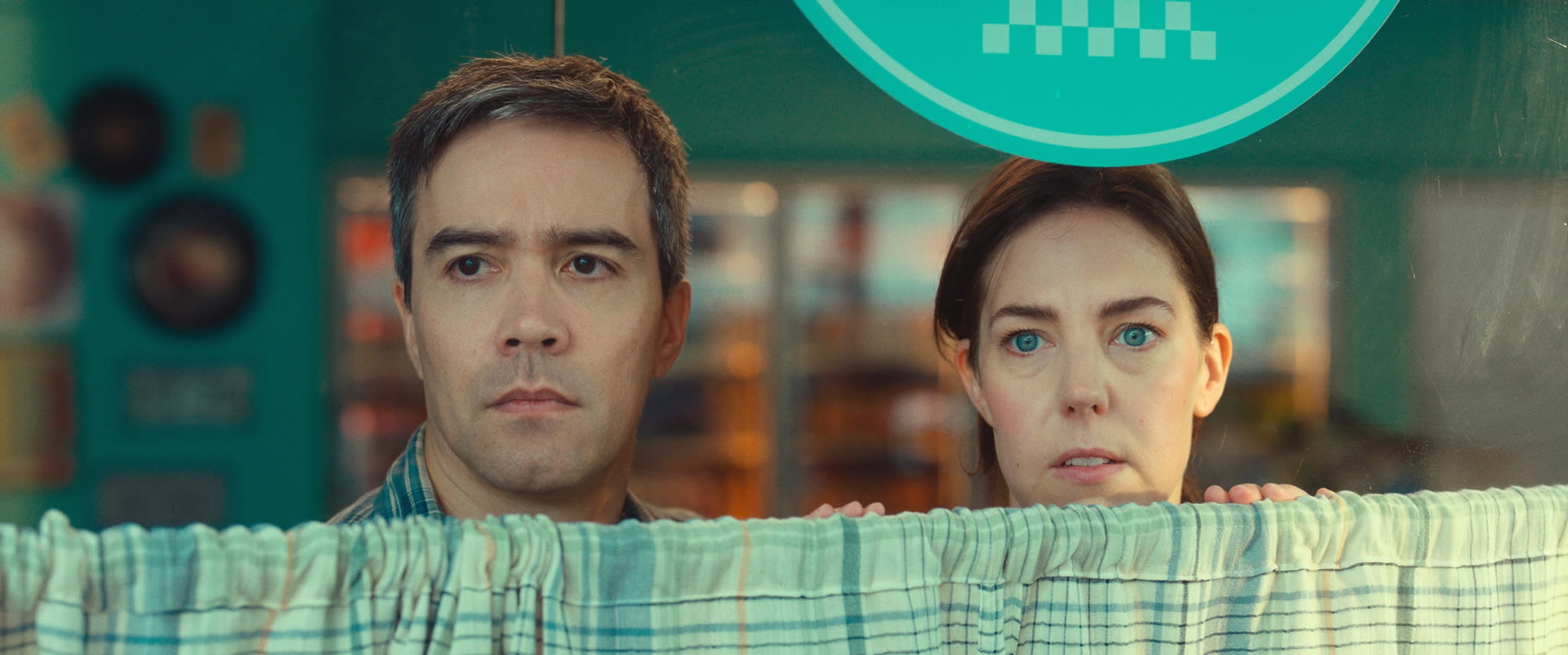 Skuespillerne Hermann Sabado og Hanne Skille Reitan får vist frem et bredt register av hva de er gode for i «Heim». 