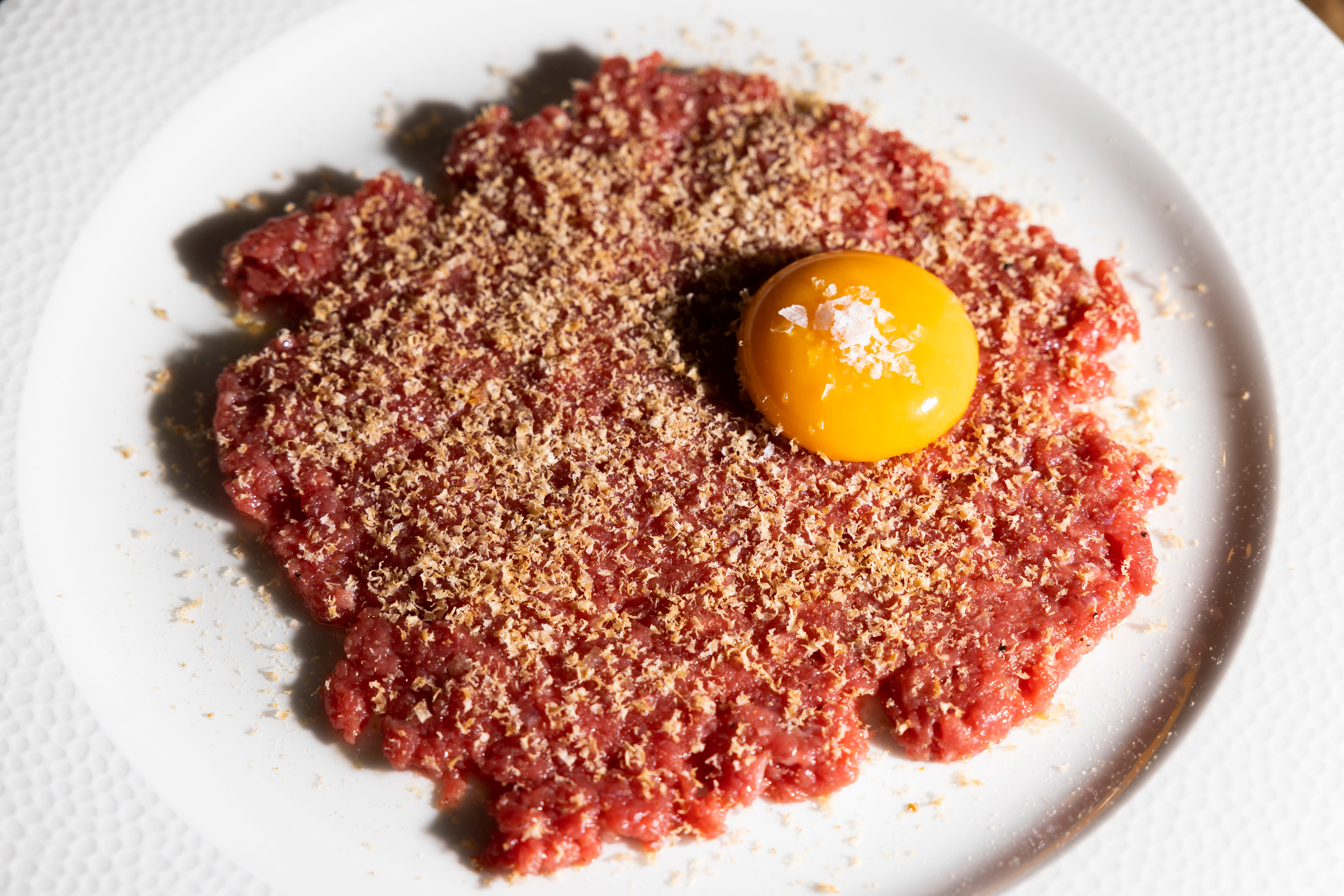 Beef – egg – bottarga står det på menyen. Det betyr tartar med revet, speket torskerogn og eggeplomme. 