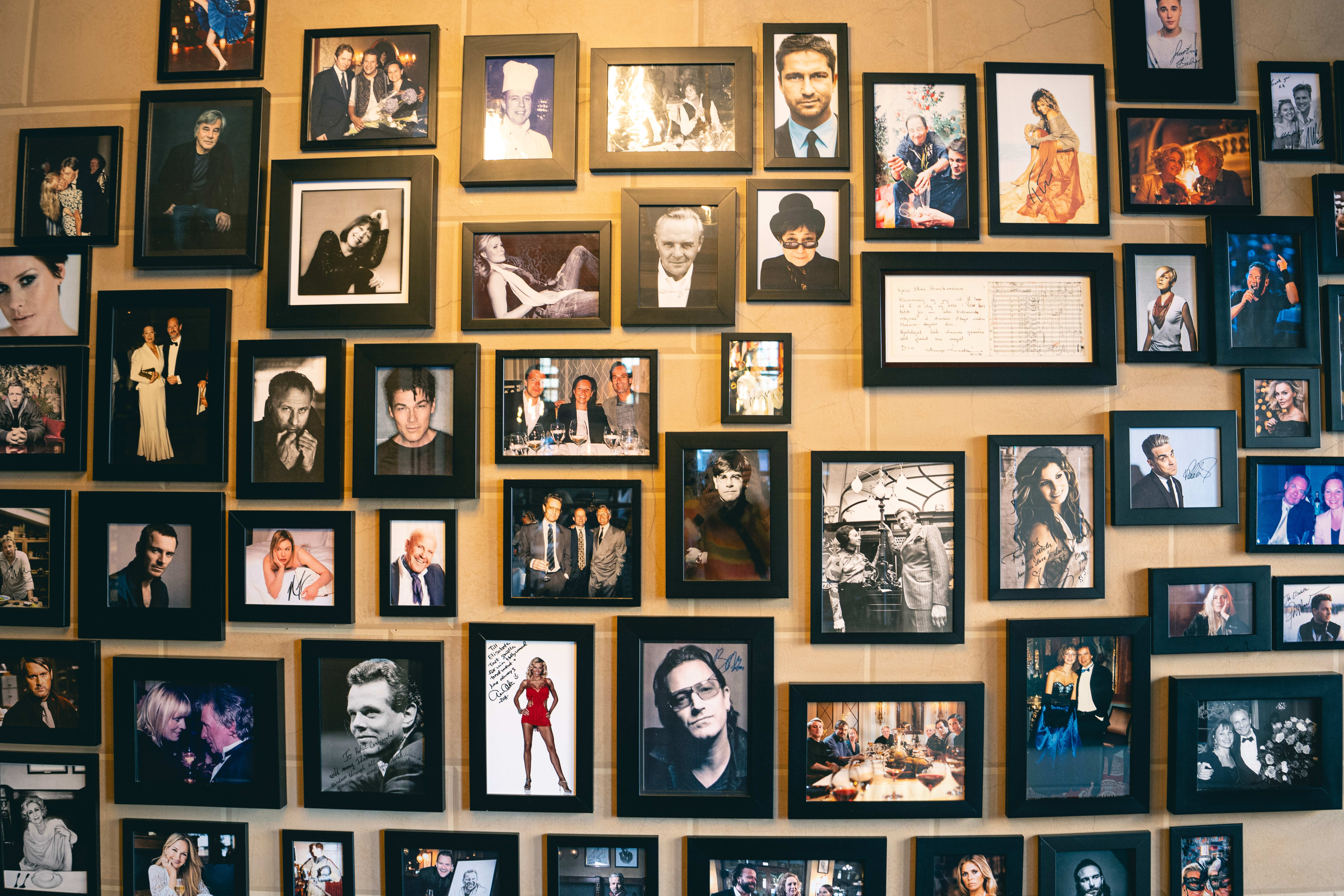 I 1929 skrev Morgenbladets anmelder, Peter Bendow, ifølge boken «Mors hus»: «Teatercaféen er blitt en slags stor dagligstue for hele Oslo.» Siden har kjendisene rent inn dørene. 