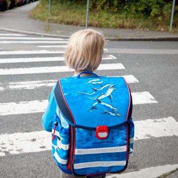 Nei, skolevegring skyldes ikke foreldre som syr puter under armene på barna