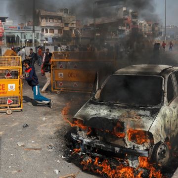 Minst 12 døde under opptøyer i India samtidig som Trump er på besøk
