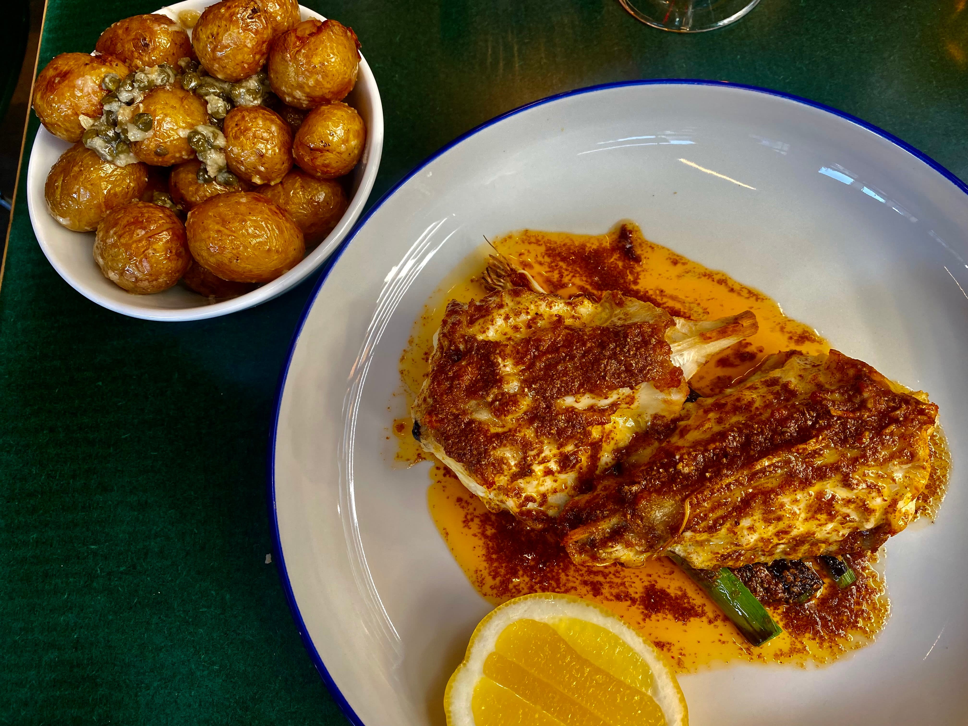 Grillet breiflabb med et lass poteter. 