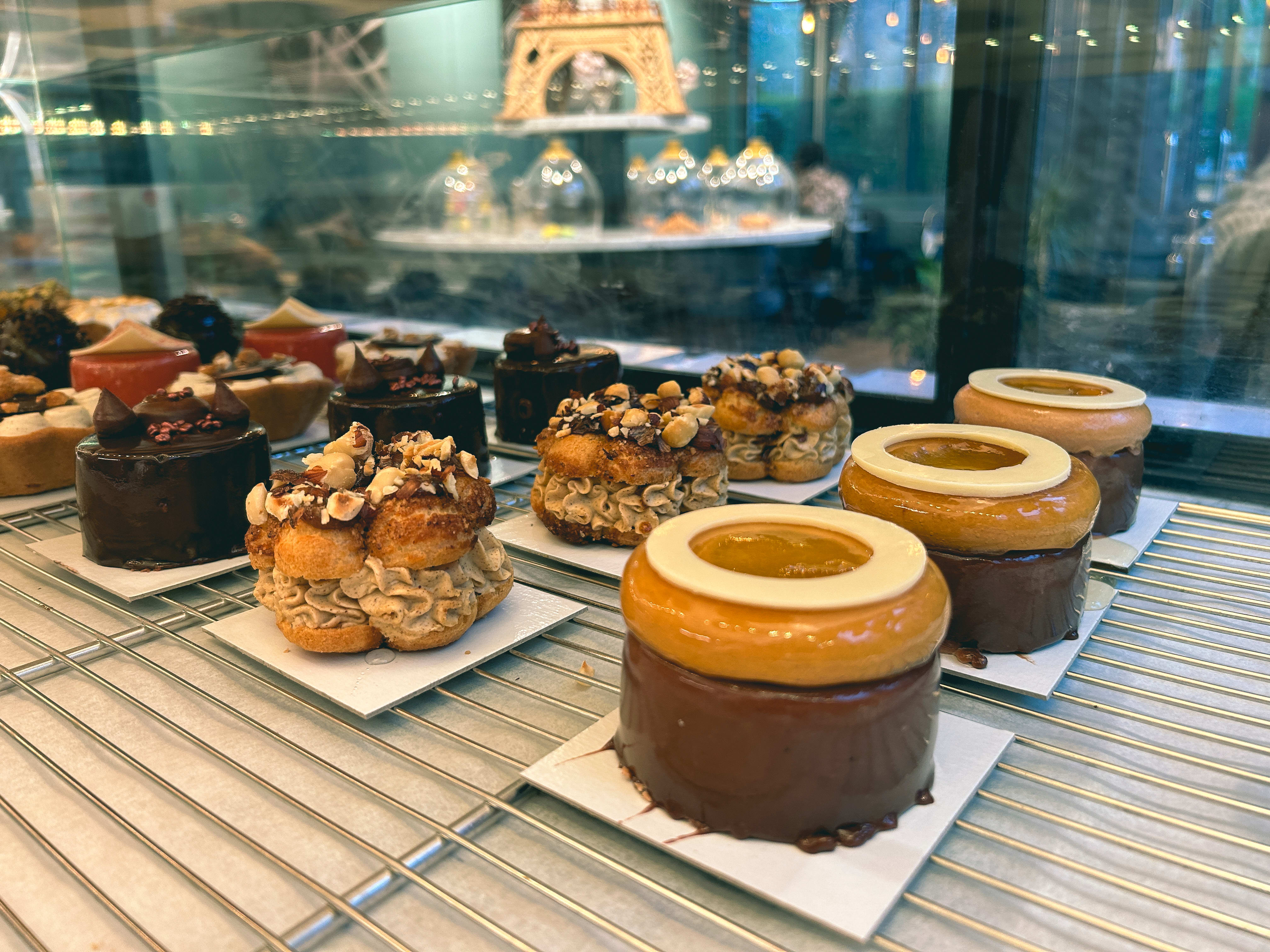 Encore har alt fra terter og makroner til påsmurte baguetter.