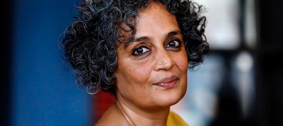 Stjerneforfatter Arundhati Roy: – Det er tryggere å være ku enn kvinne i India 