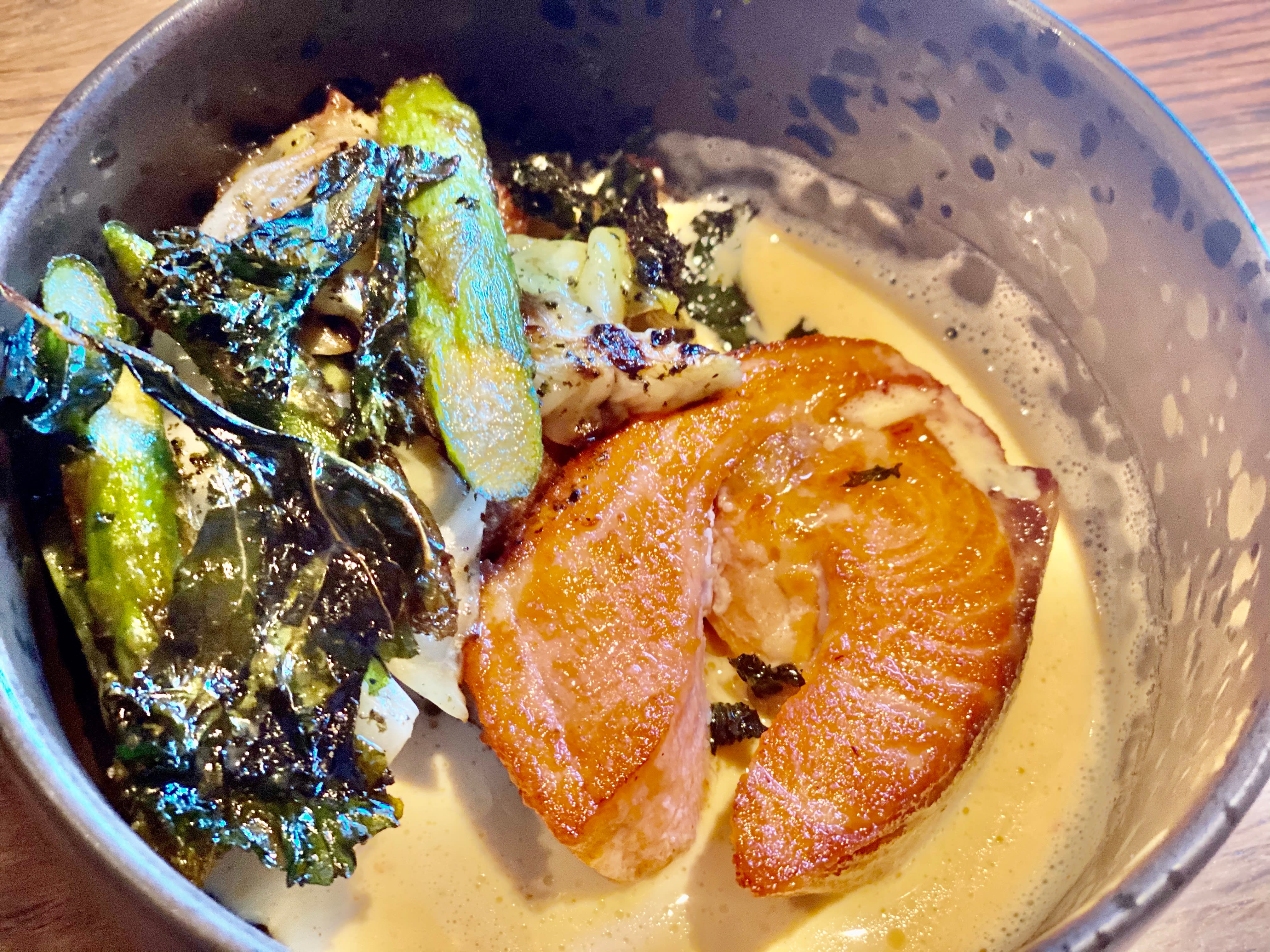 Ørret med kål, asparges og kremet kimchisaus. 