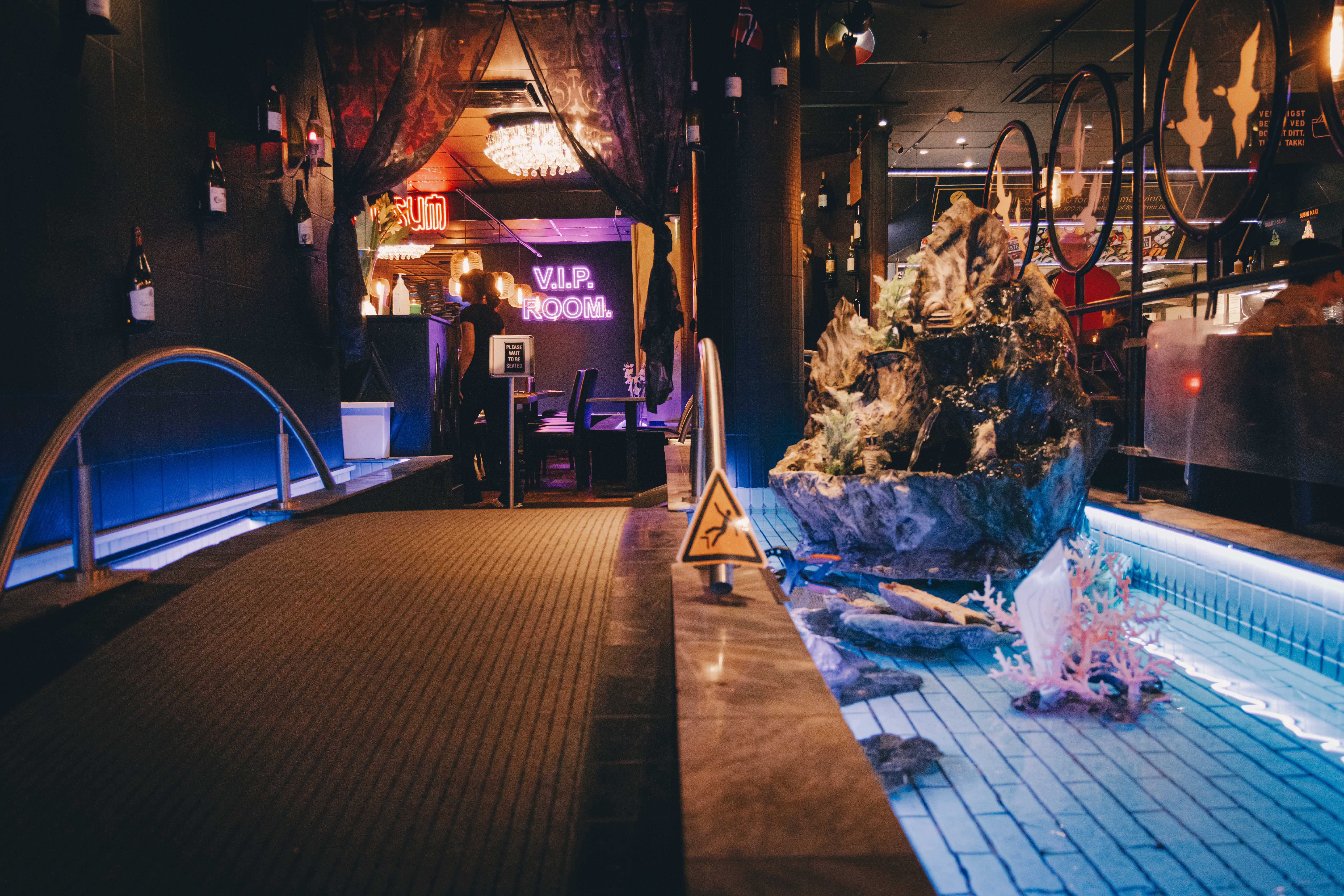 Fisker, bro, plastblomster og diskolys; Hon San har det meste i restauranten. 