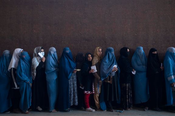 Afghanistan synker mot et sammenbrudd. Er det klokt å holde tilbake i engasjementet med Taliban?