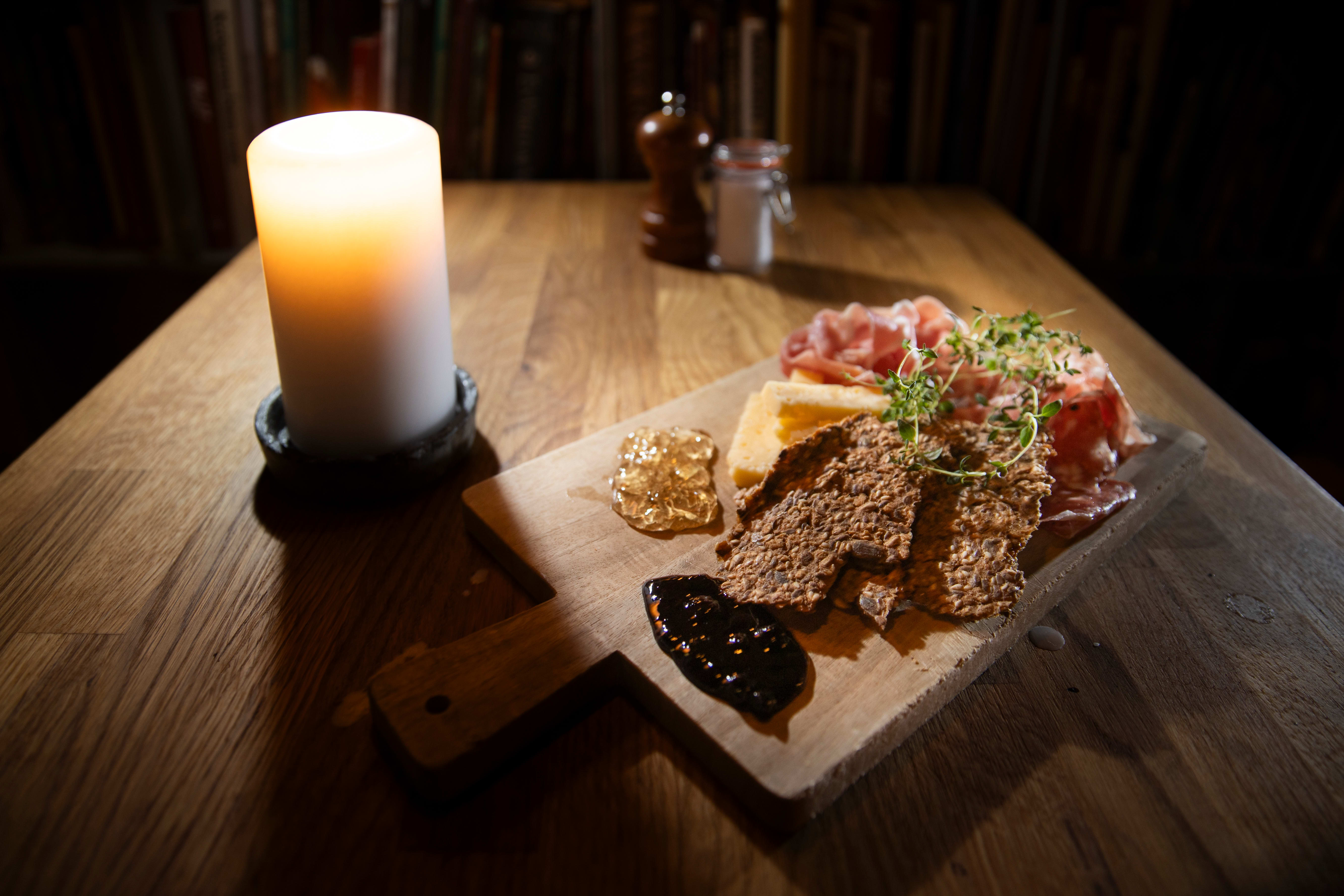 Husets spekeplanke serveres med frøknekkebrød og en sterk akevittgelé.