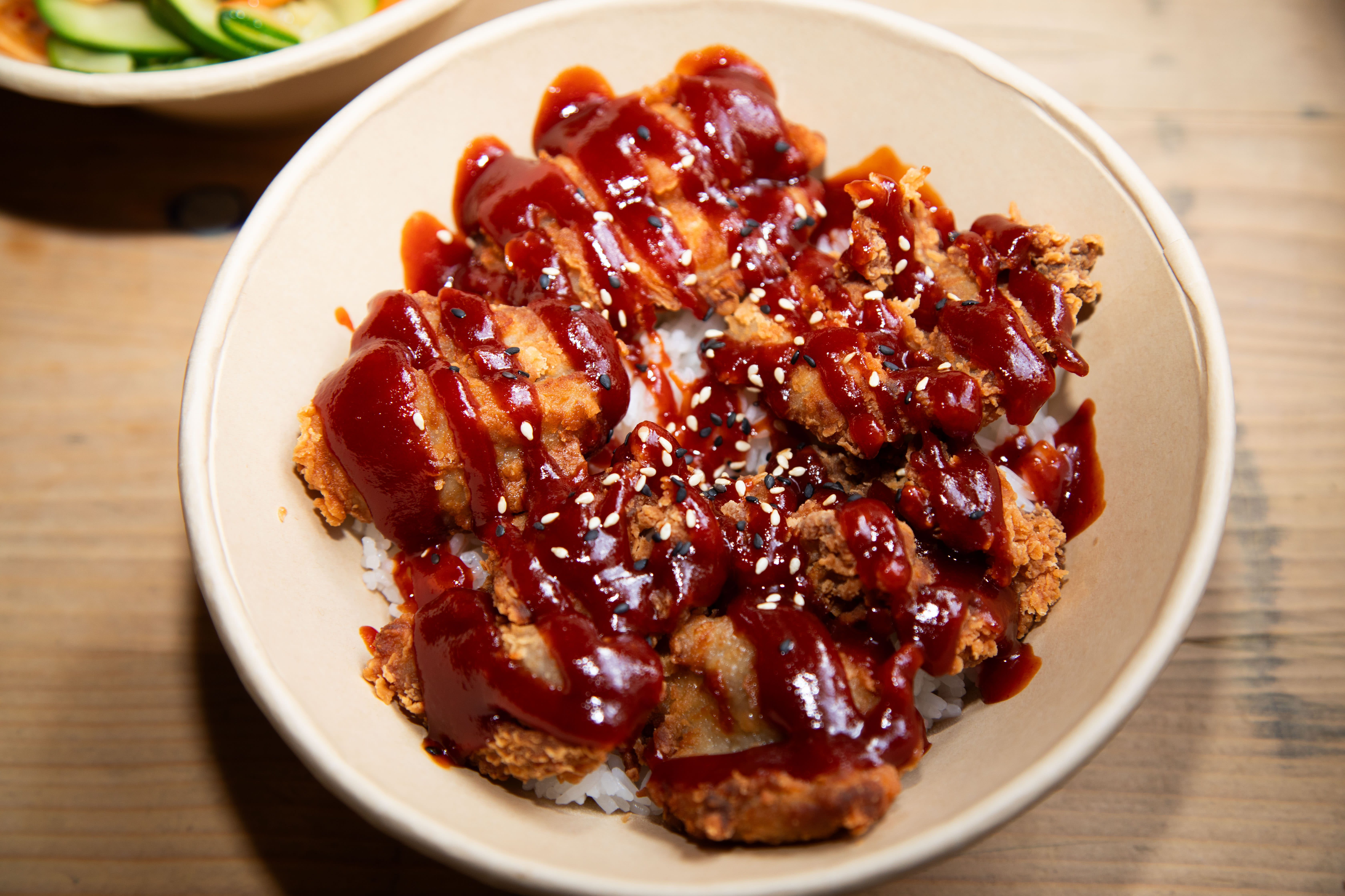 Korean fried chicken med spicy sauce.