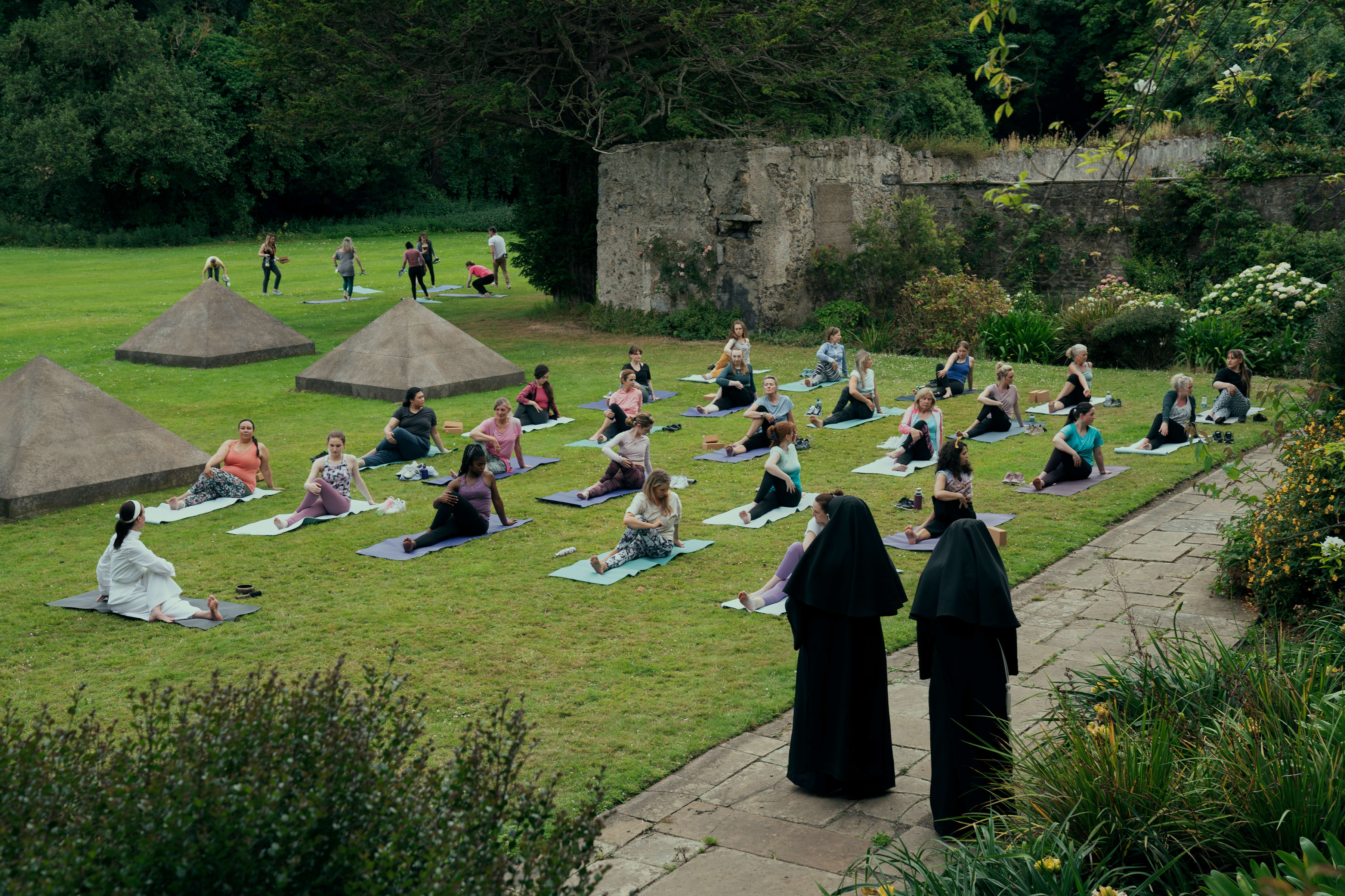 Bak klosterets murer.