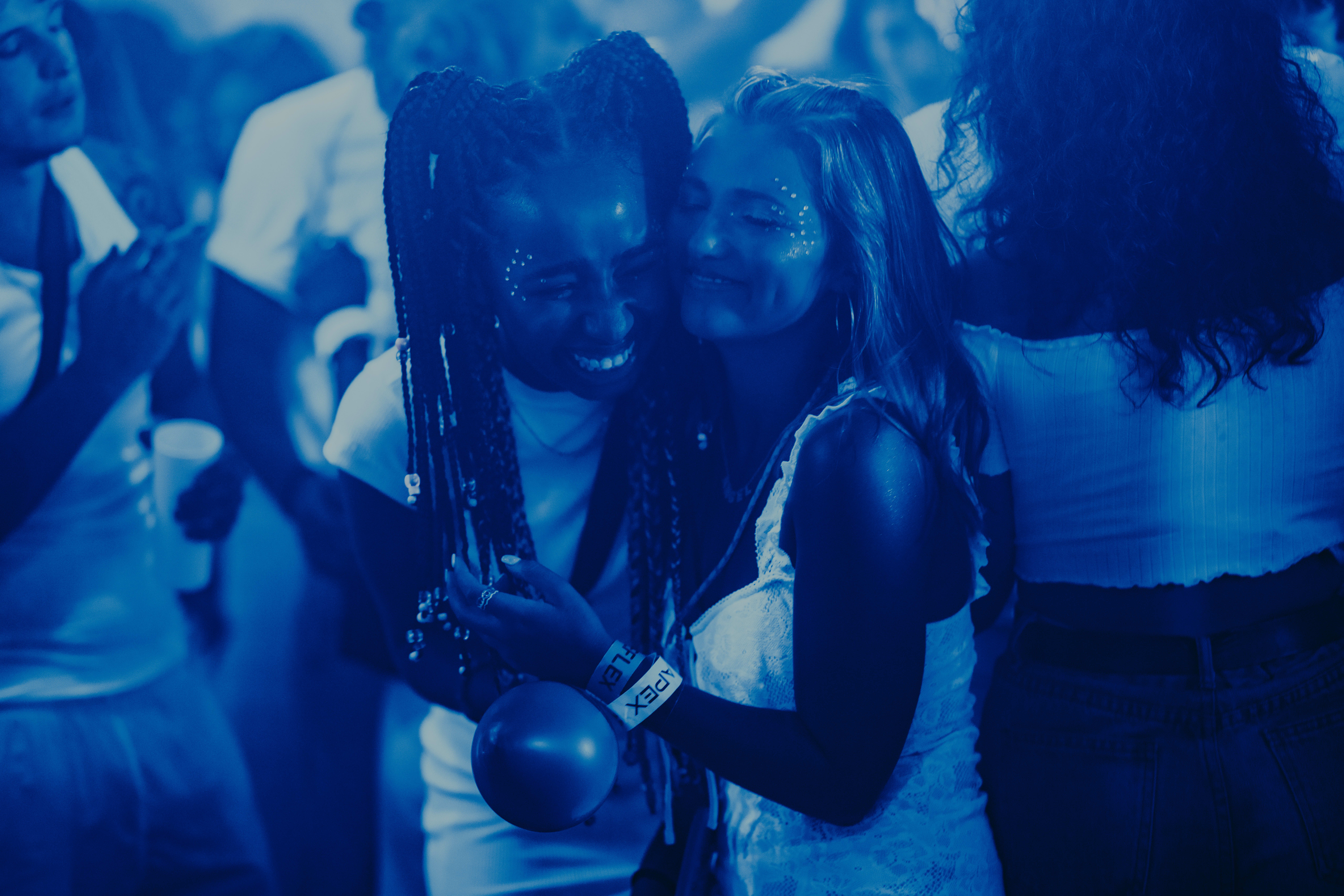 Venninnene Em (Enva Lewis) og Tara (Mia McKenna-Bruce) på fylla i Syden.