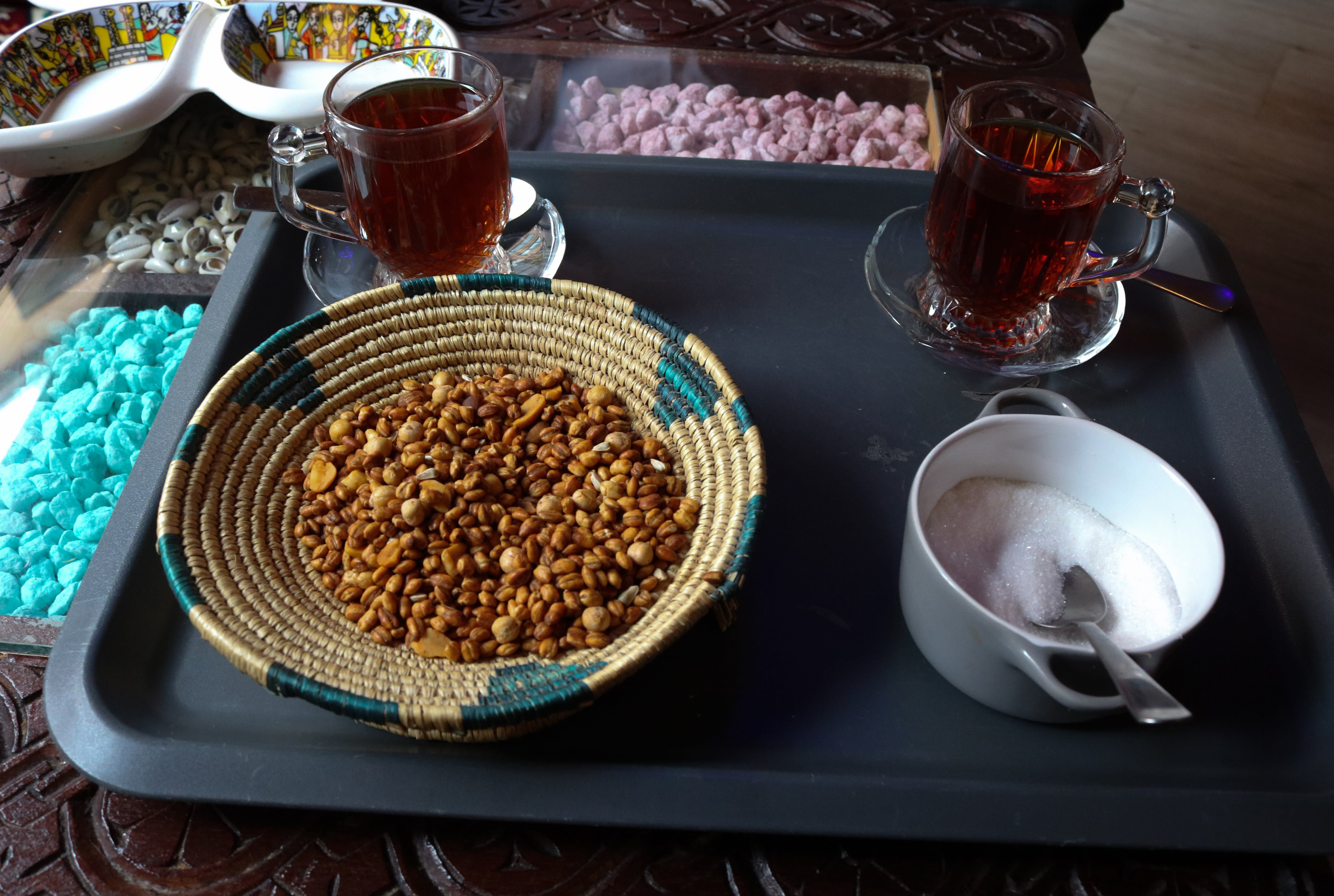 Den etiopiske snacksen Kolo blir servert med te, men passer best med tradisjonell kaffe.