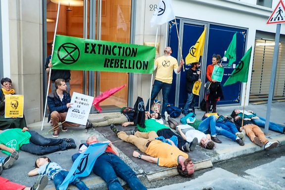 Unge klimaaktivister sperret inngangen til den norske ambassaden i Paris