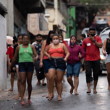 «Sosial distansering? For hvem?» Innbyggerne i Rio-slum raser etter blodig politiaksjon.