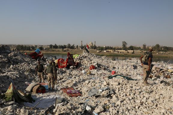 Irakske soldater i Mosul: Her har bulldosere begravd opptil 1000 lik