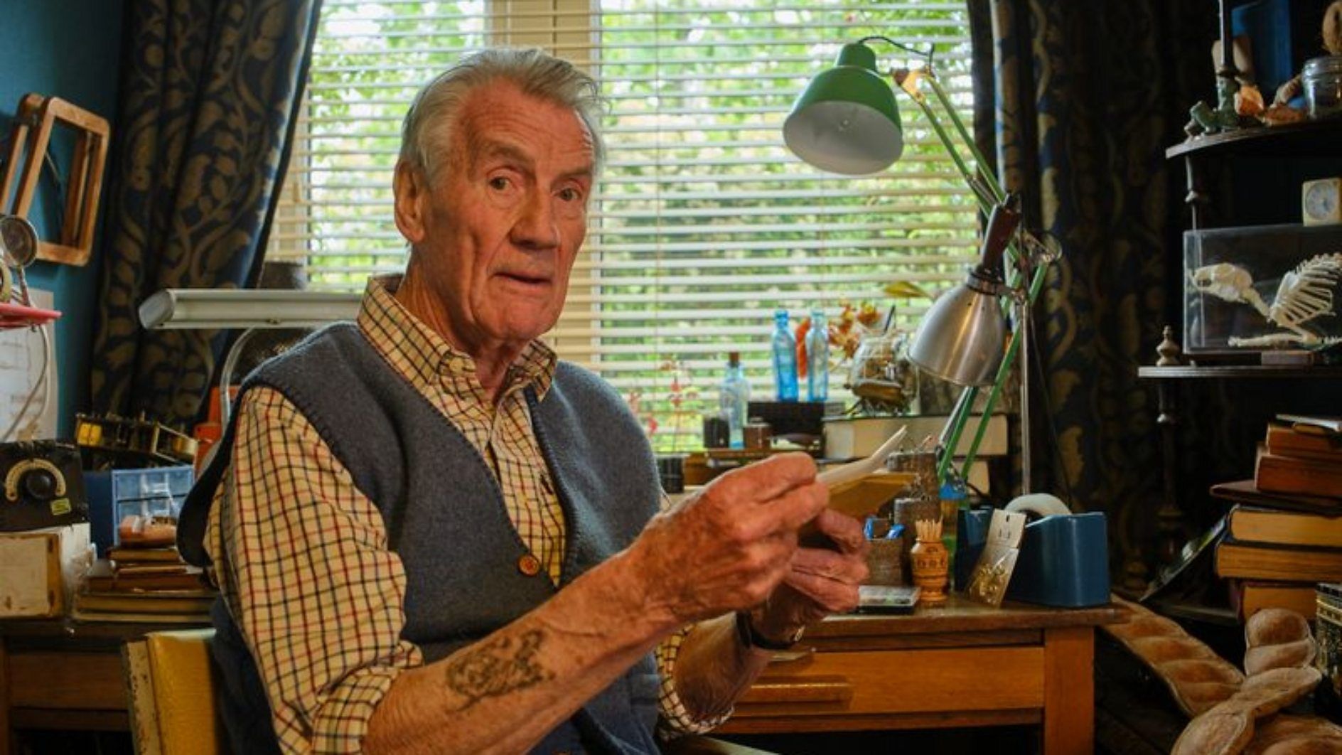 Michael Palin i rollen som Brian, Michaels noe eksentriske far.