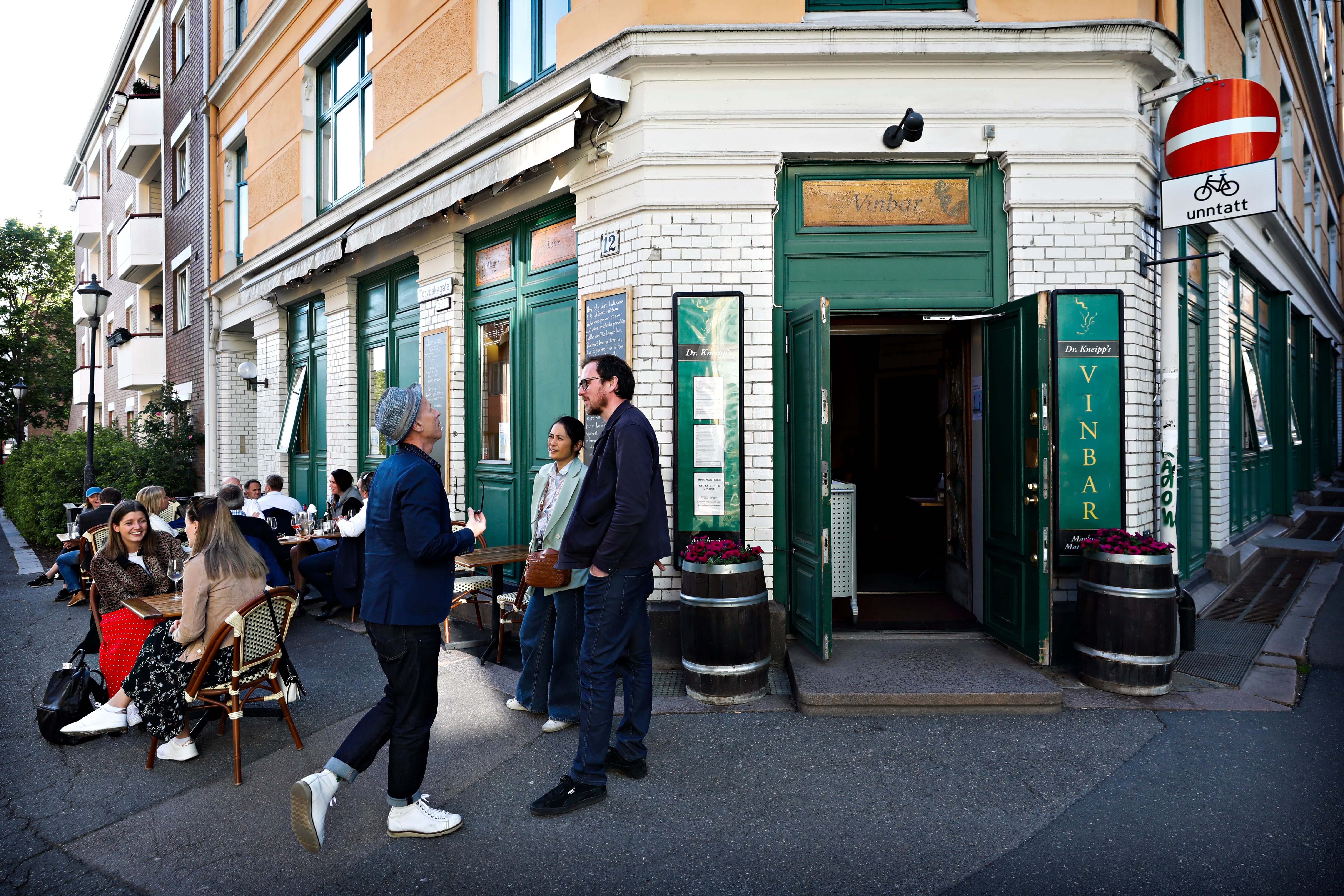 Man kan sitte på uteserveringen når været tillater.