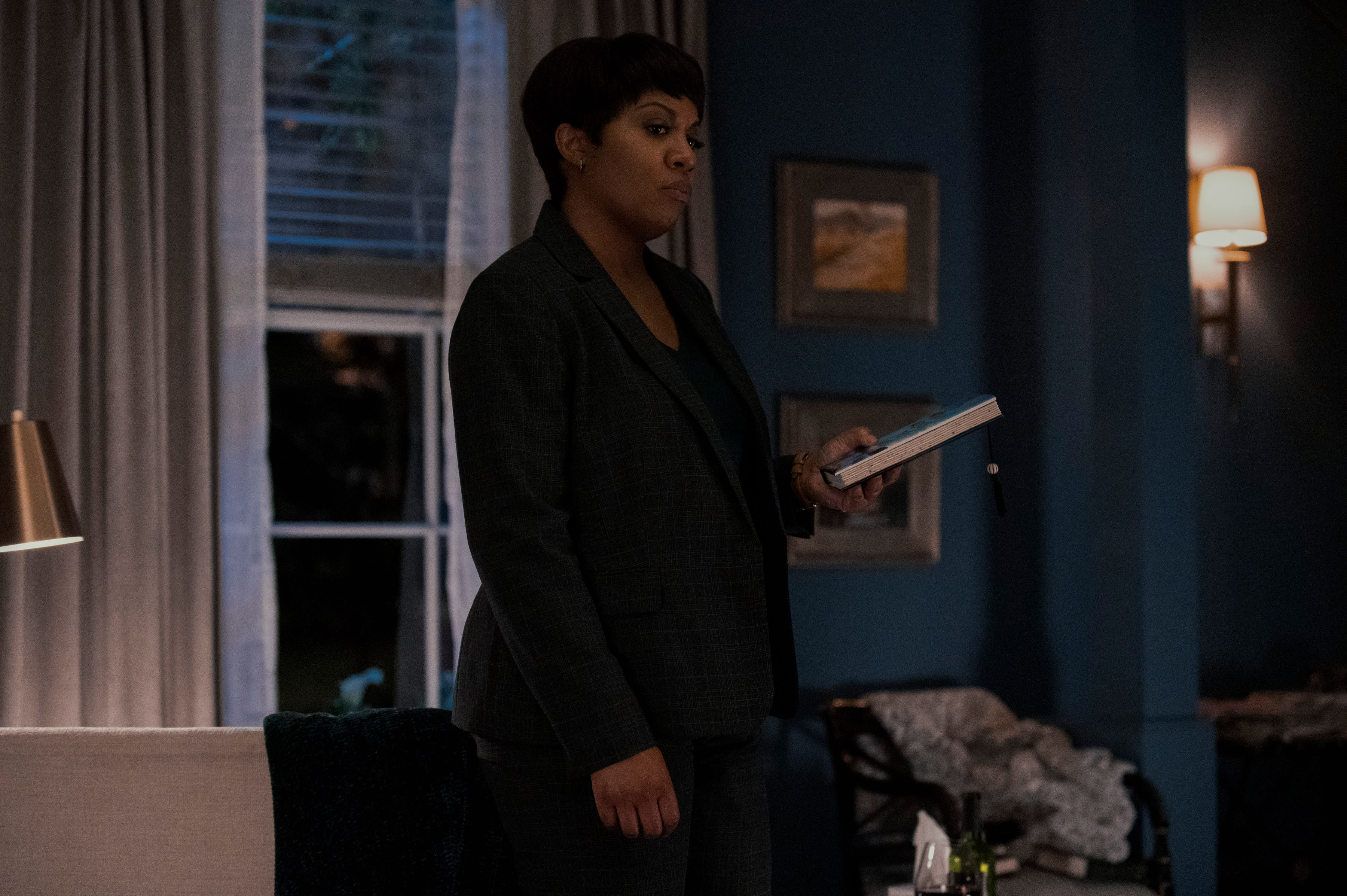 Christina Anthony er morsom som den joviale detektiven. 