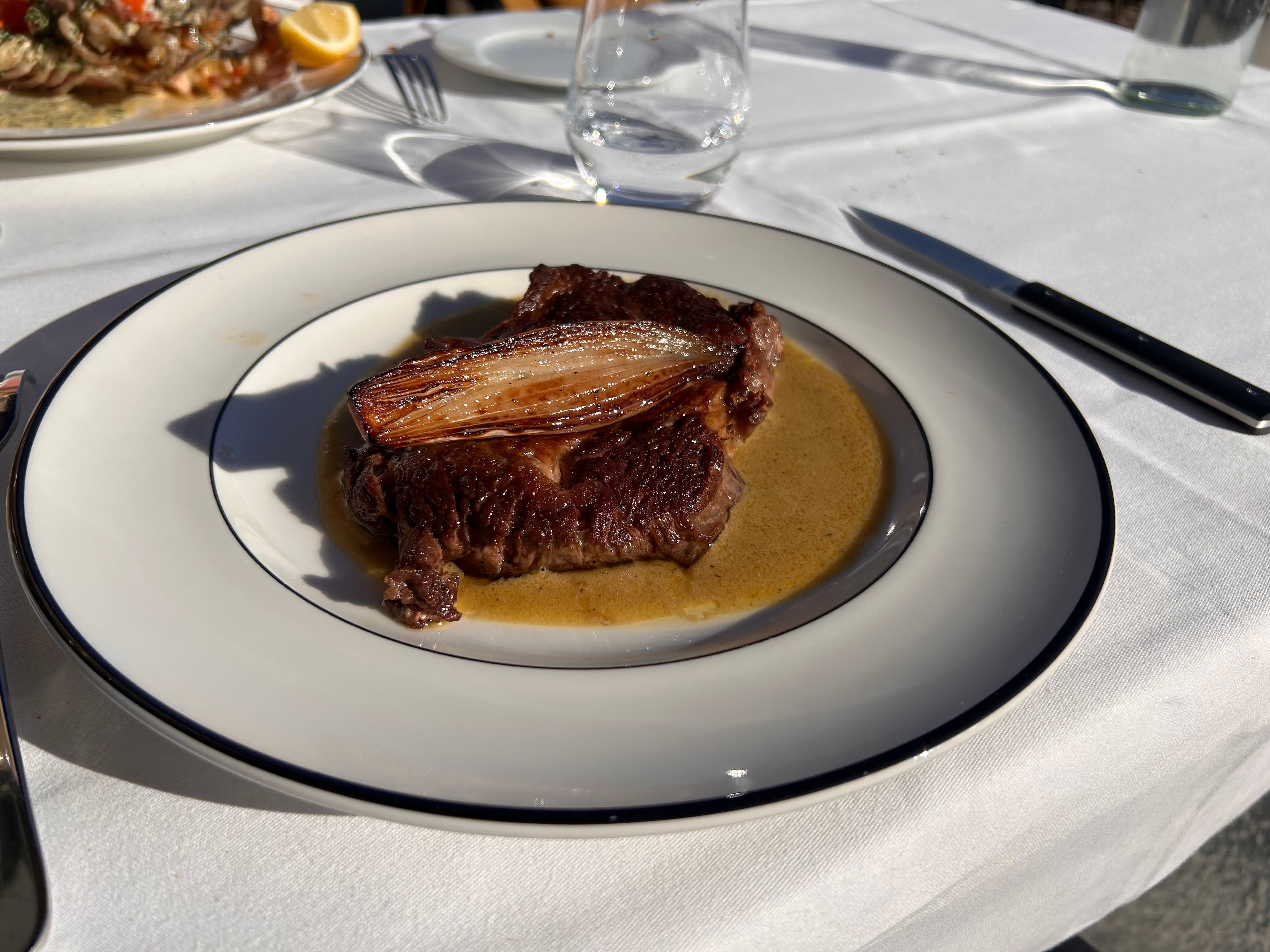 Biff med peppersaus og sjalottløk.