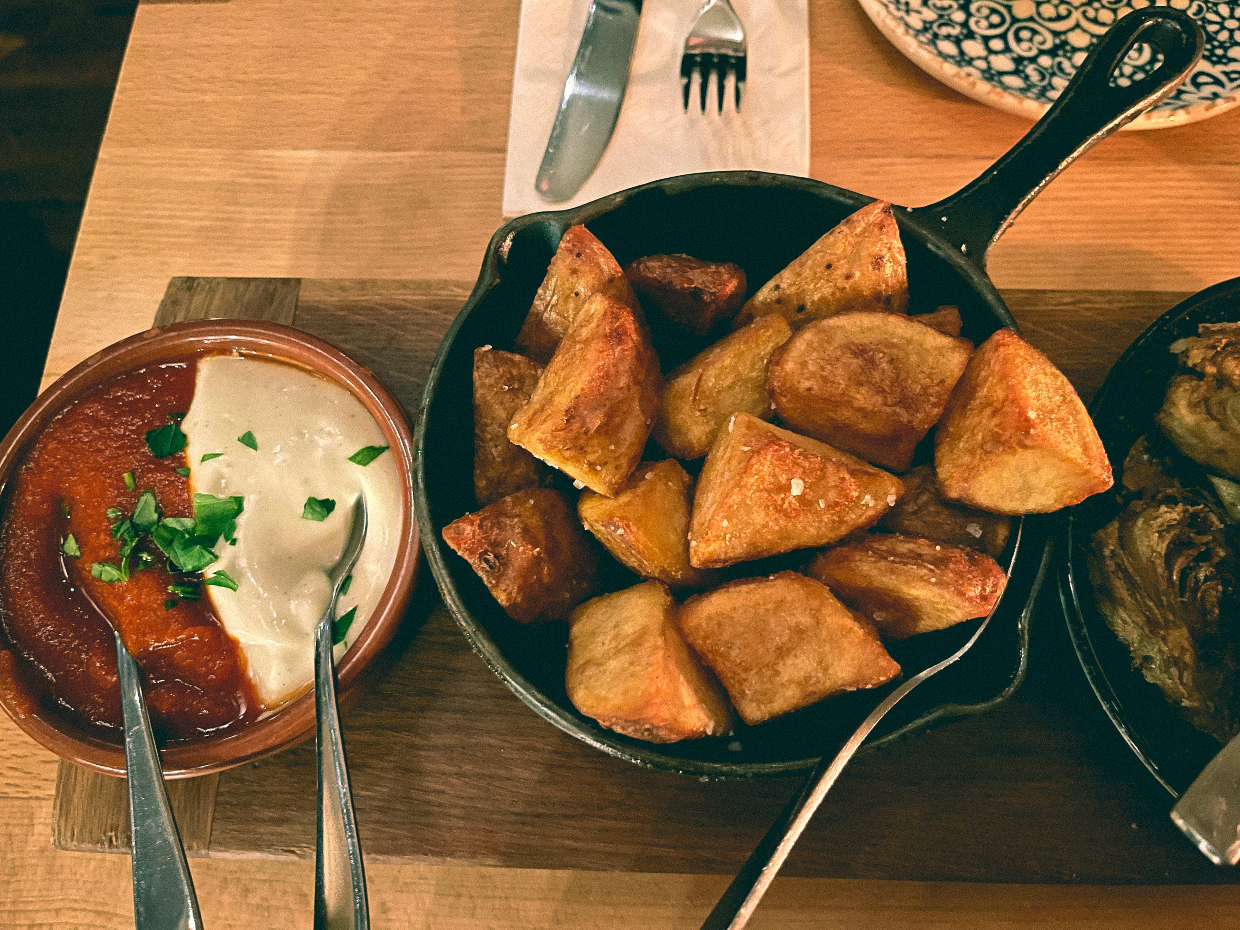 Potetene i patatas bravas-retten er sprø, litt kjedelige, og dippene tradisjonelle.