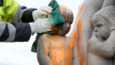  Miljøaktivister innbrakt etter å ha tilgriset skulpturer i Frognerparken