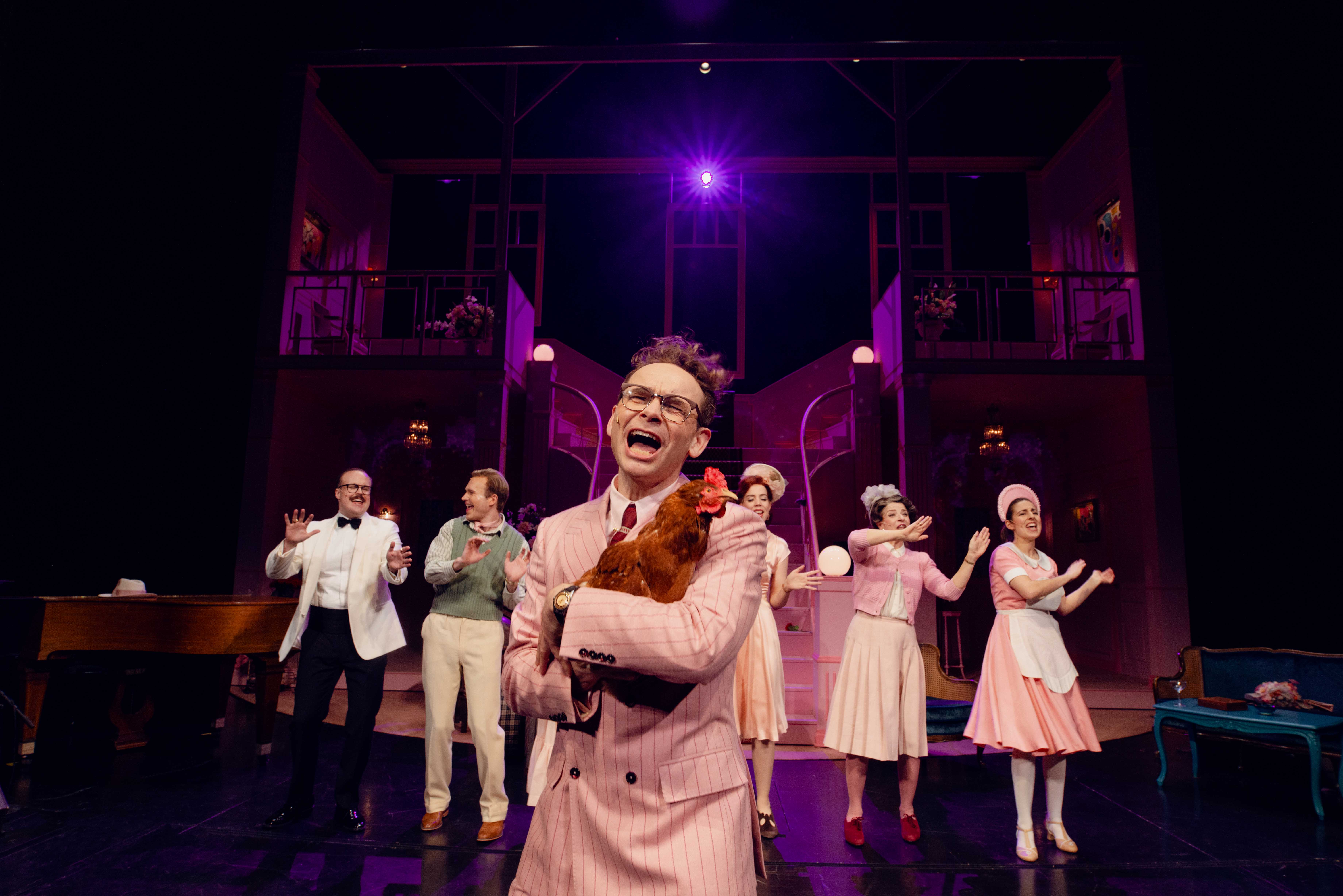 Fra stykket «Karusell». Jan Gunnar Røise som en av våre beste komedieskuespillere i rollen som Doktor Holm. Her med medbrakt høne – Tullemor. 