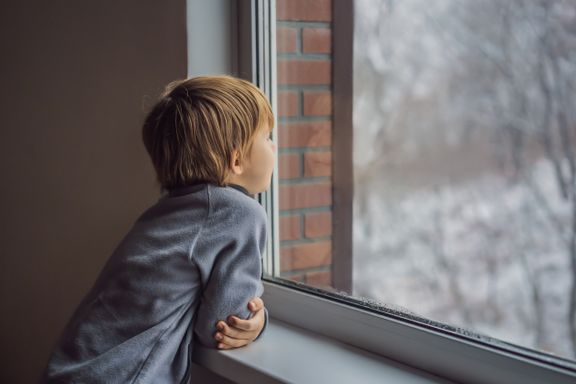 Ekspertene er bekymret for utsatte barn og unge i hjemmeisolasjon: Slik kan du hjelpe
