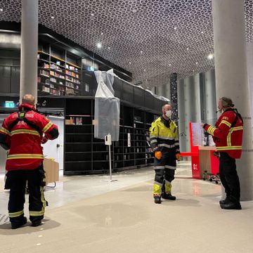 Politiet om brannen på Deichman i Bjørvika: – Kan godt tenkes at brannen er påsatt