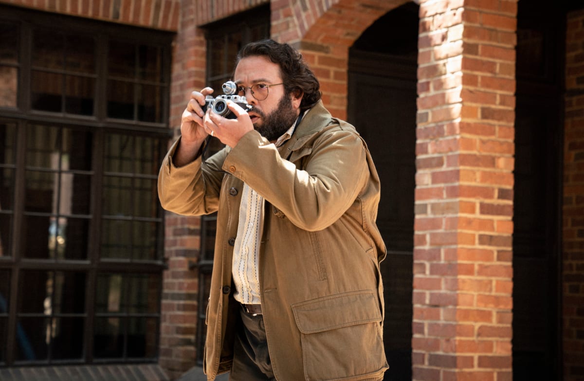 Francis Ford Coppola (Dan Fogler) jakter innspillingssteder i «The Offer». Serien på Paramount+ forteller historien om innspillingen av «Gudfaren».