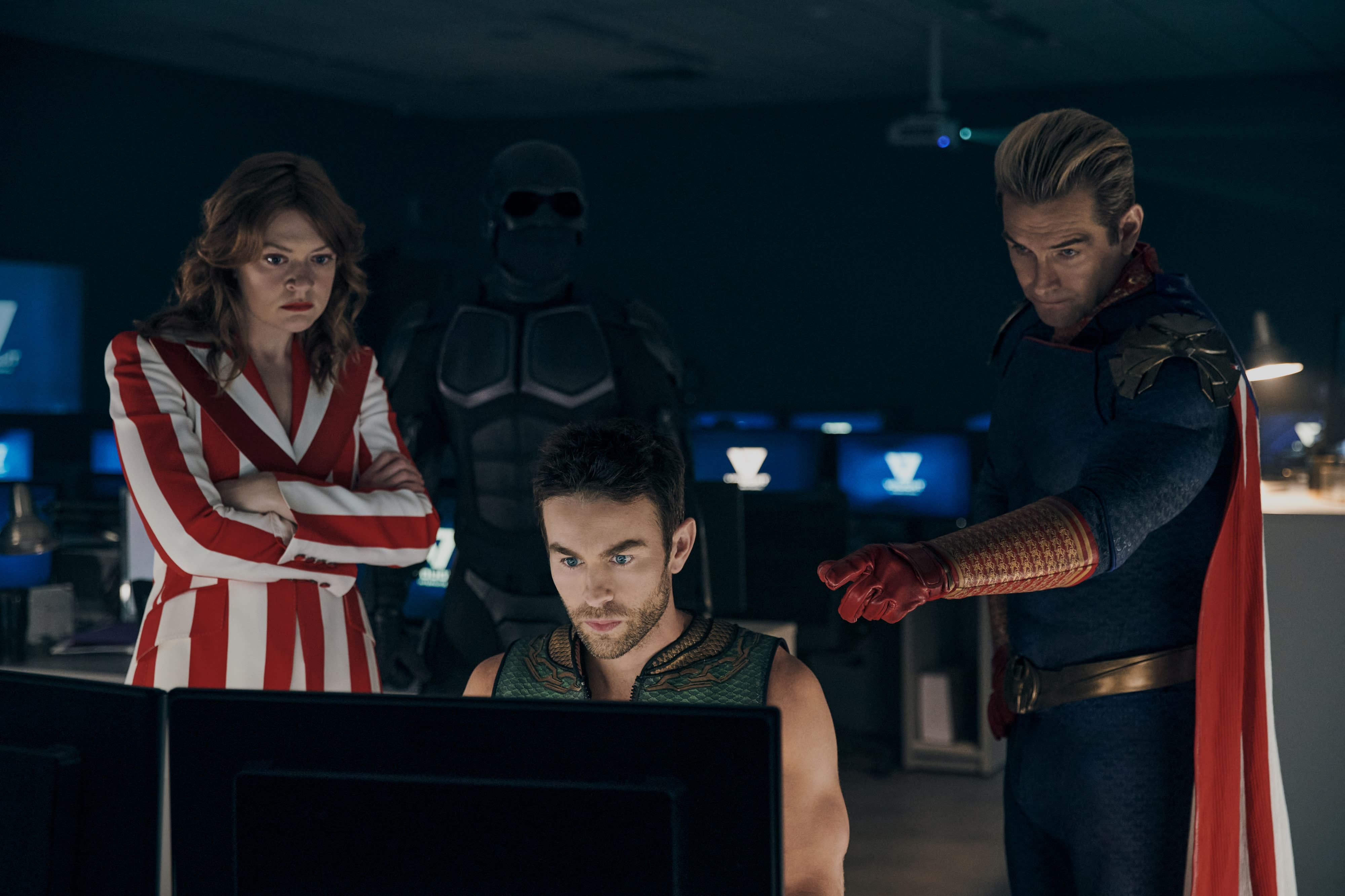 Kan superhelter være slemme, kyniske og dumme? Svaret er et høyt ja når det gjelder The Deep (Chace Crawford), som her sitter foran datamaskinen. 