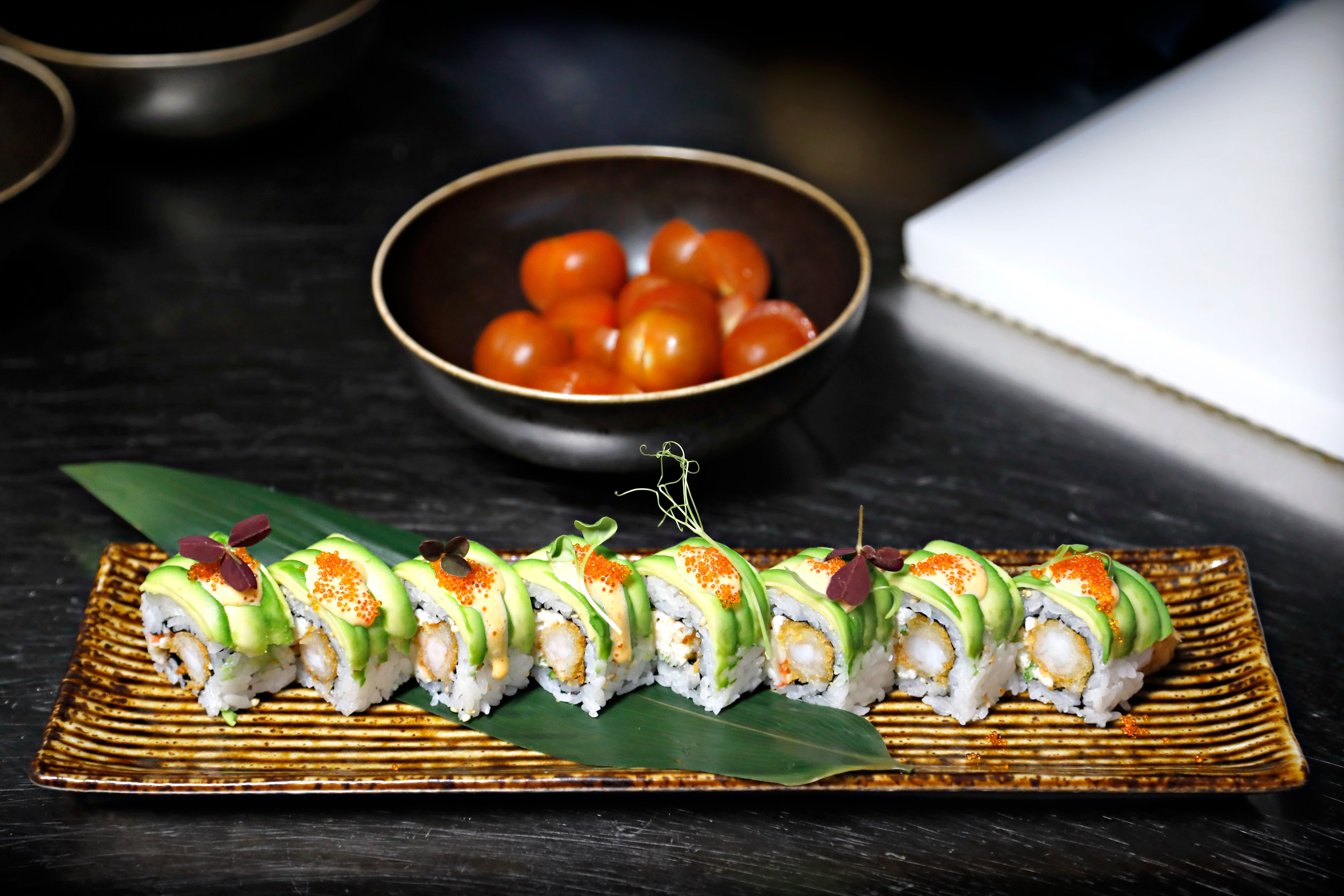 Dragon roll er en fryd for øyet og smaker like godt som det ser ut.