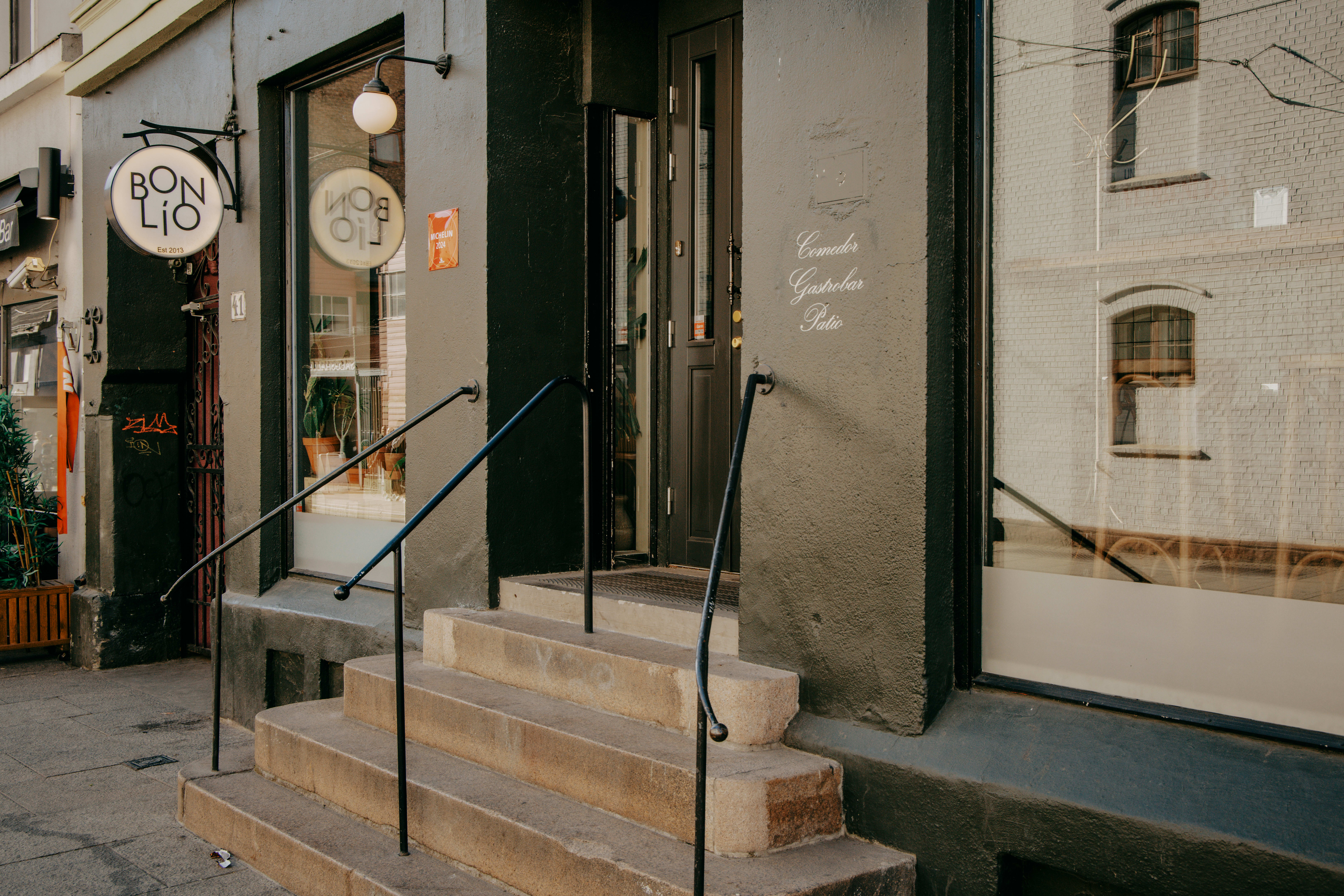 Opp trappen kan du besøke både gastrobaren og restauranten til Bon Lío.