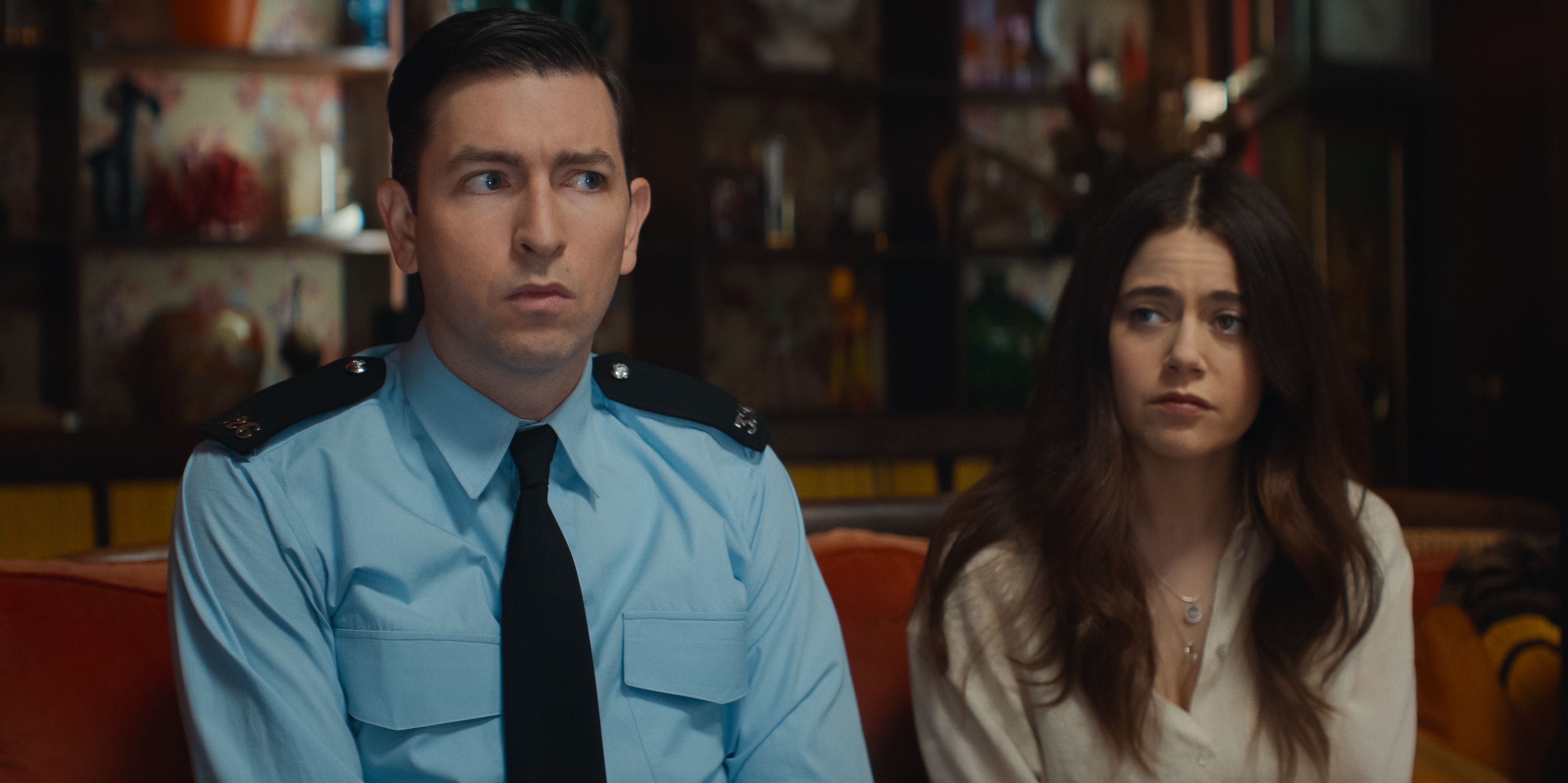 Den klønete politibetjenten Tim (Nicholas Braun) sammen med Rebecca (Molly Gordon), den mystiske datteren.