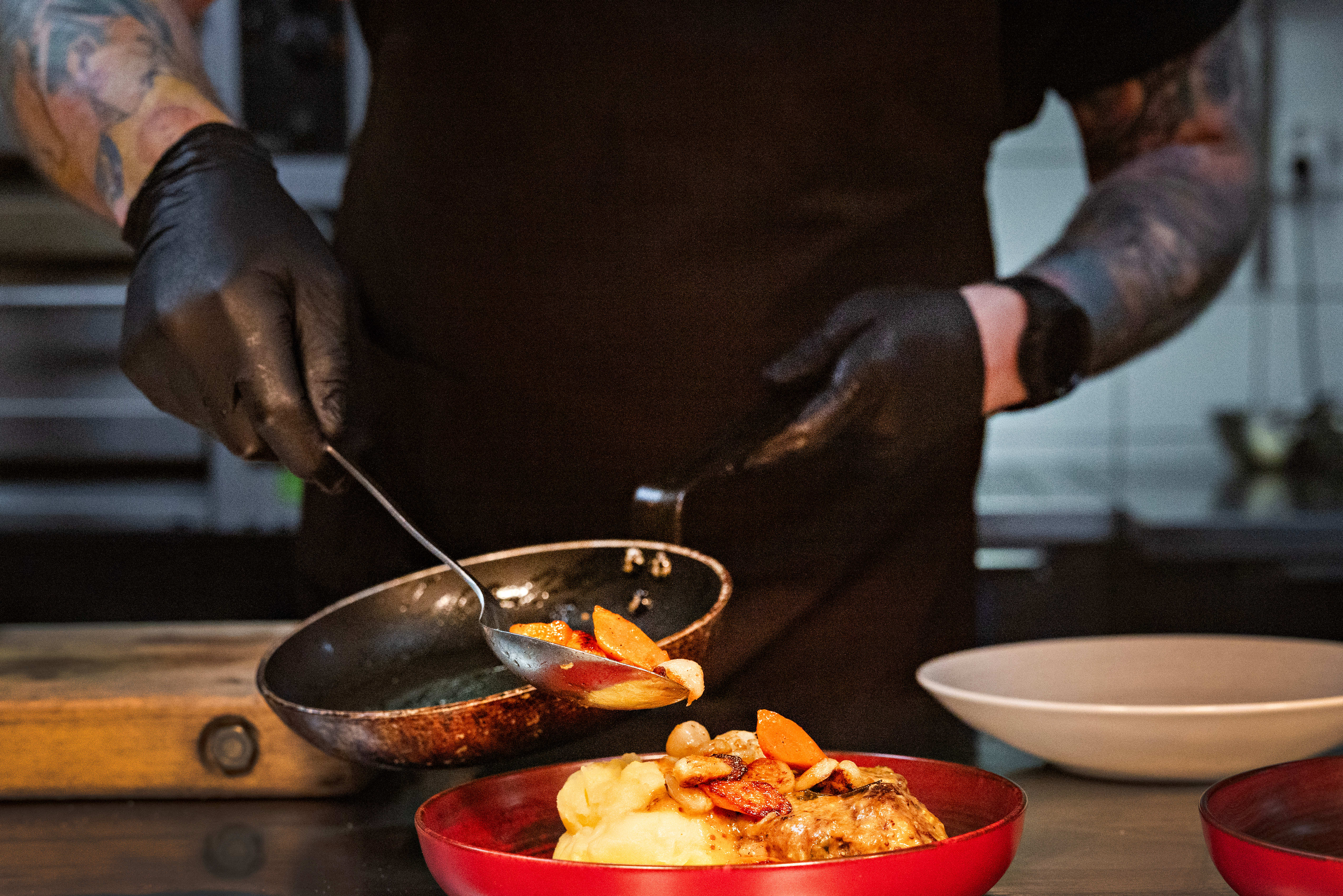 God svinenakke med gulrøtter og sølvløk. 