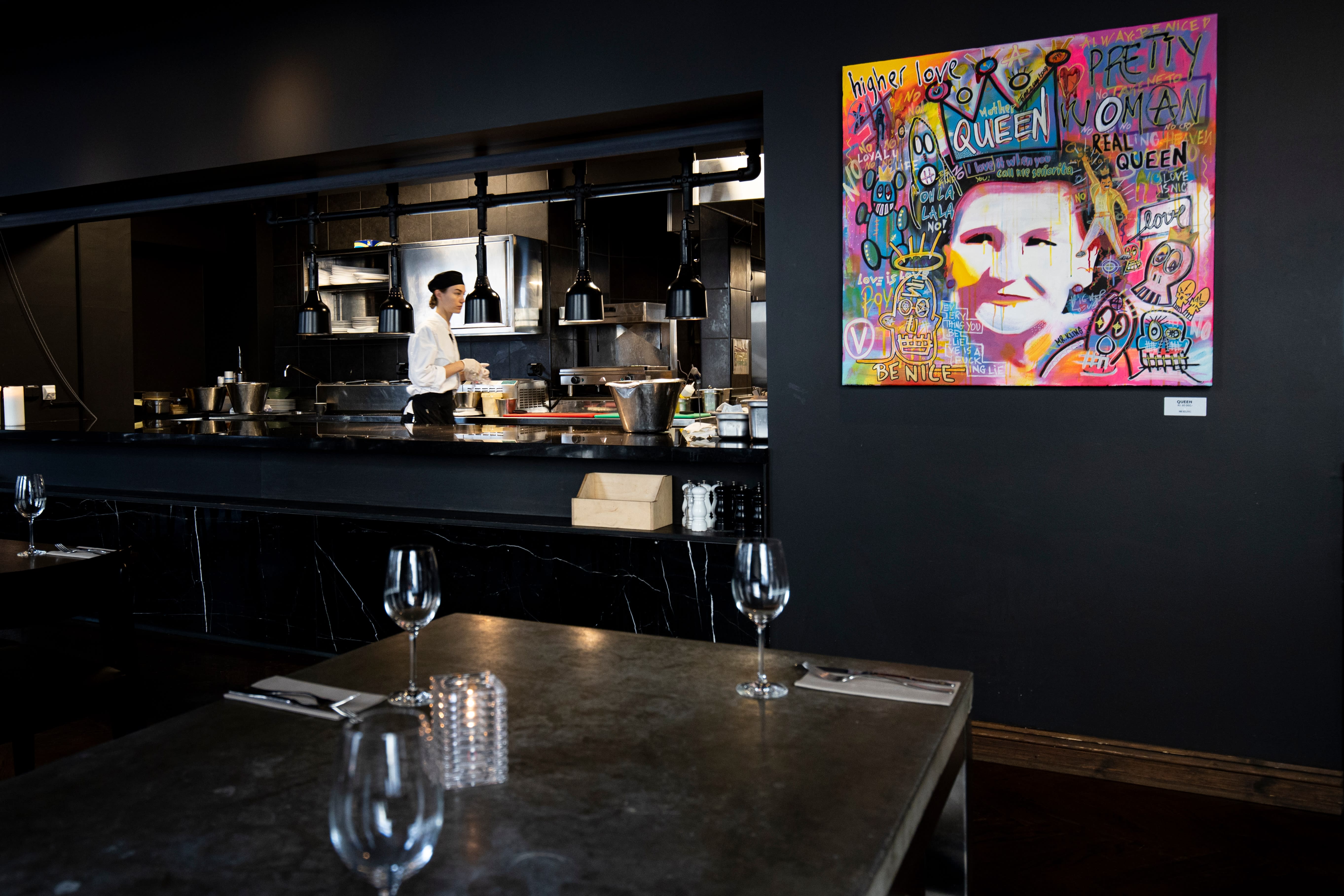 Kjendiser og graffiti pryder veggene på Bølgen & Moi Gimle.