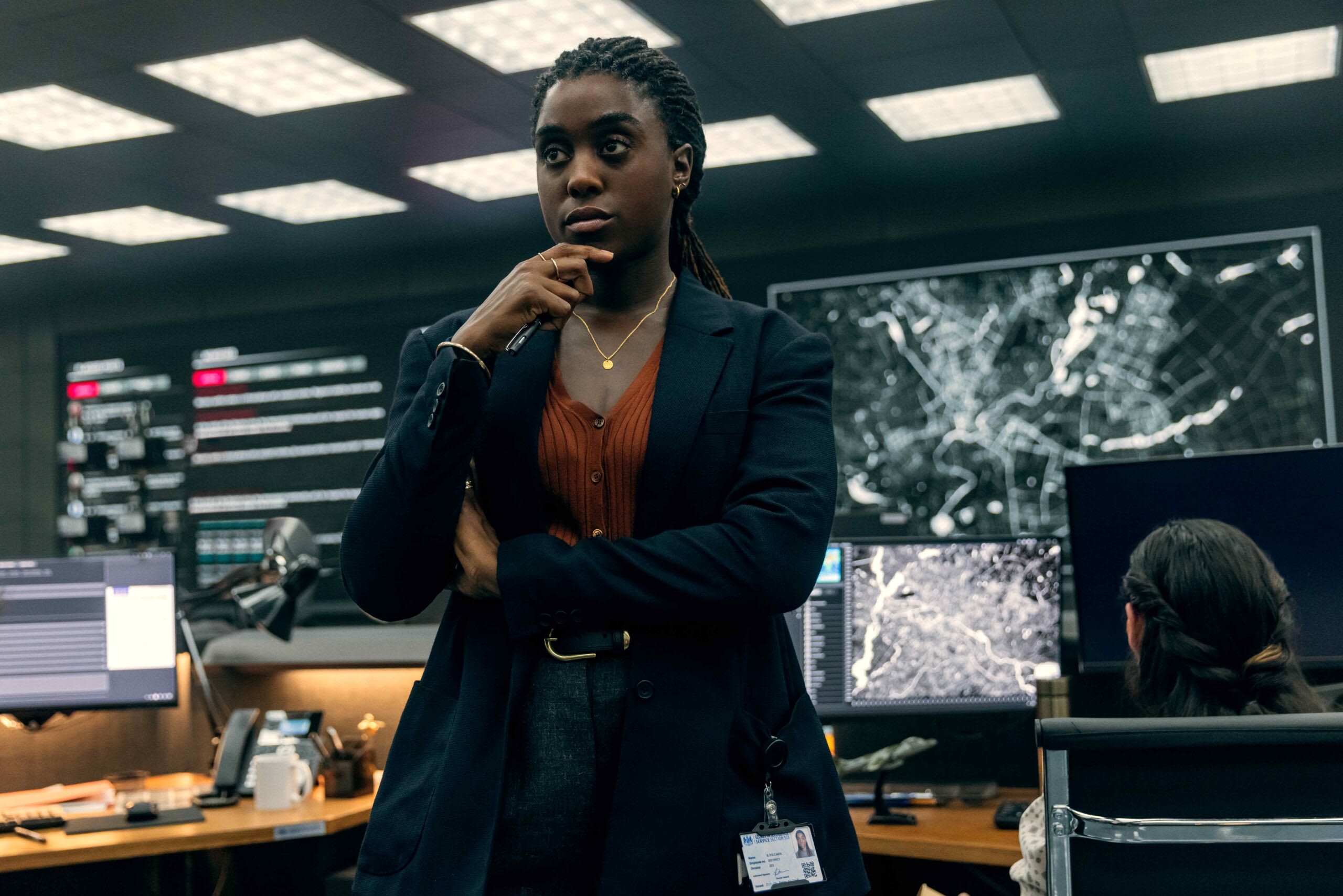 MI6-agent Bianca (Lashana Lynch) jakter Sjakalen. Hun løper over lik for å nå målet.