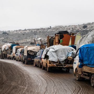 900.000 drevet på flukt nordvest i Syria : - Barn dør mens de sover ute i kulden