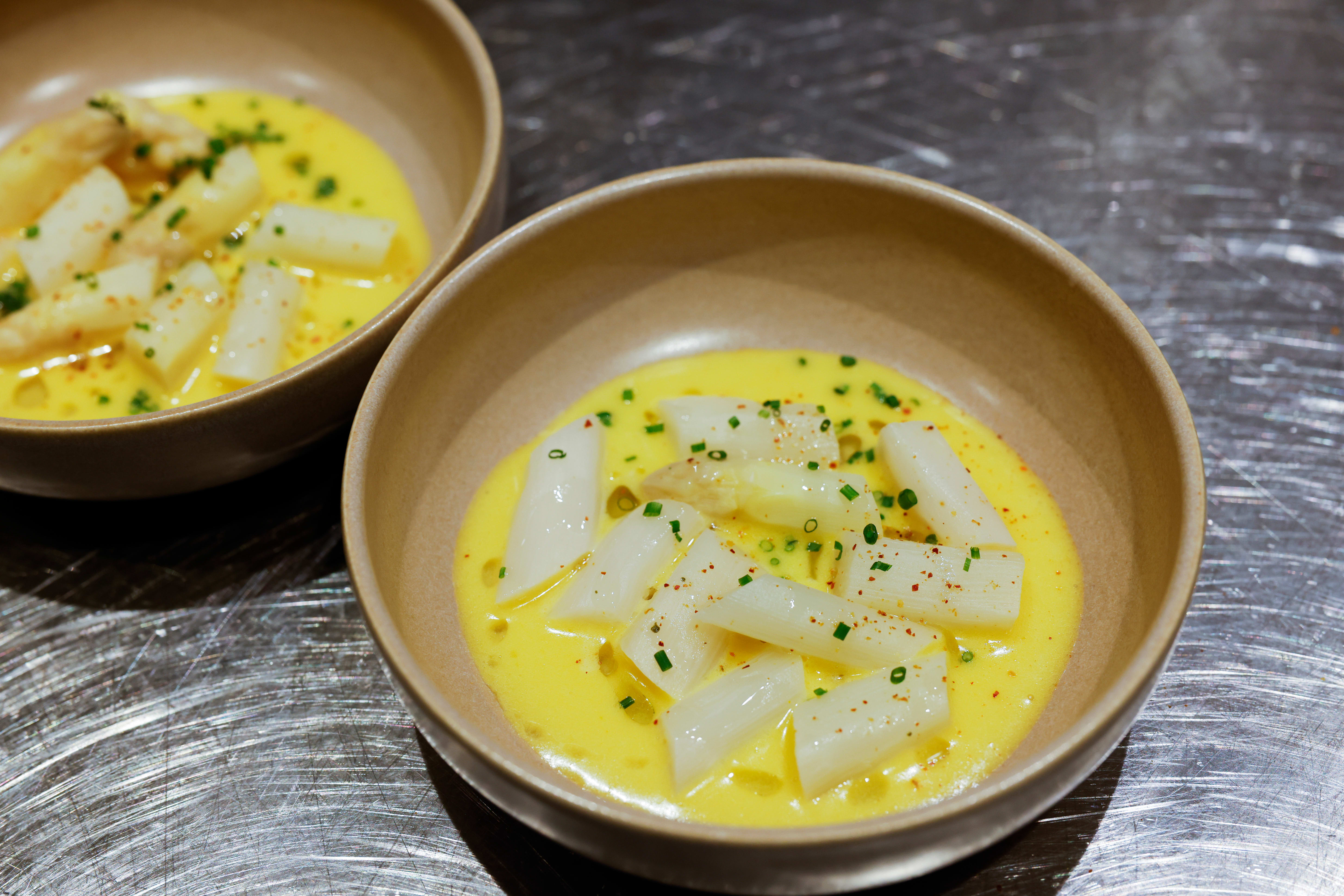 Hvit asparges med hollandais