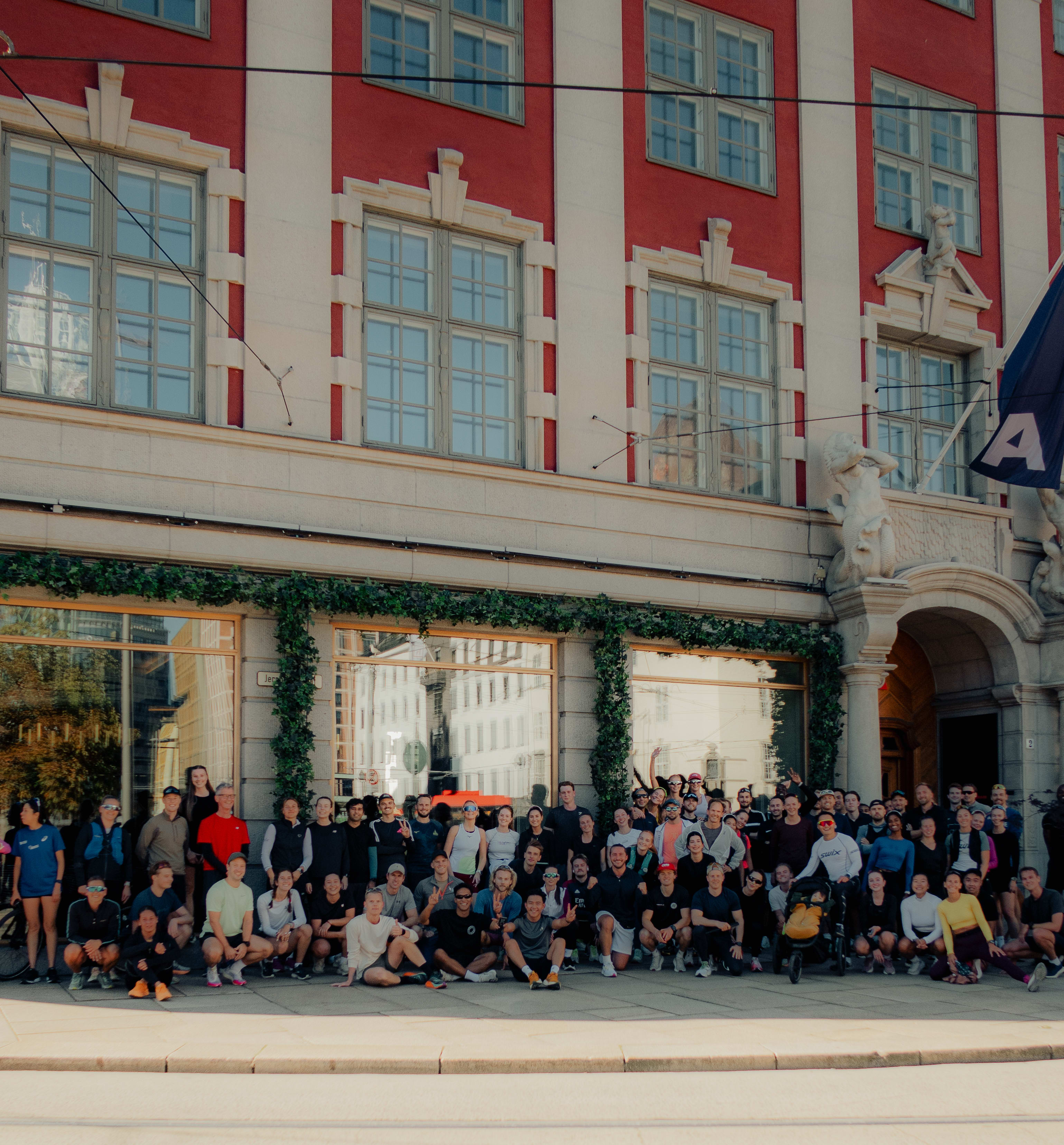 «Say cheese!». Mediocre Athletics Club foran «klubbhuset». Psst: Er du usikker, er femkilometeren en god intro til MACs turer.