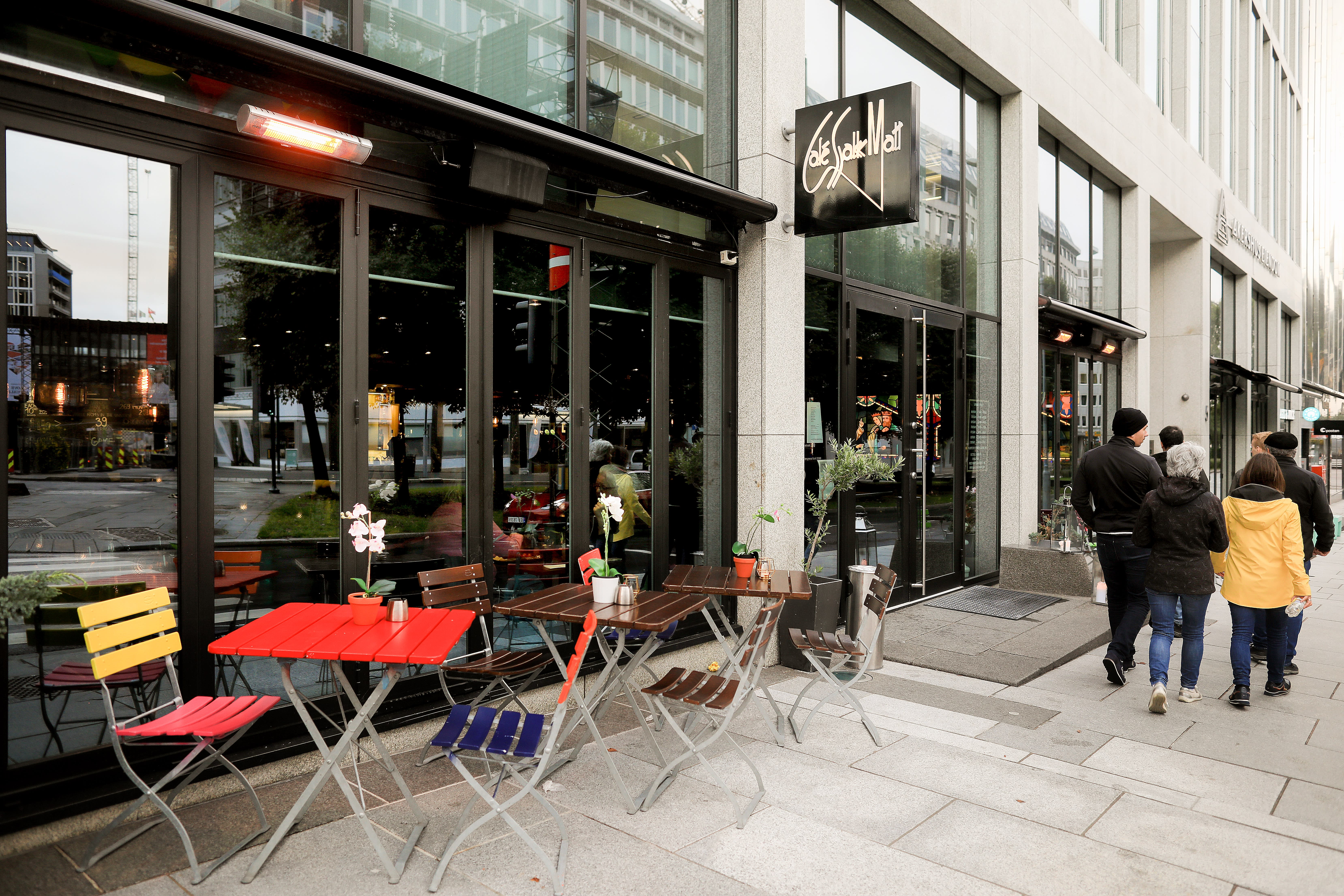 Det er noen få sitteplasser utendørs om du er glad i trafikk. 