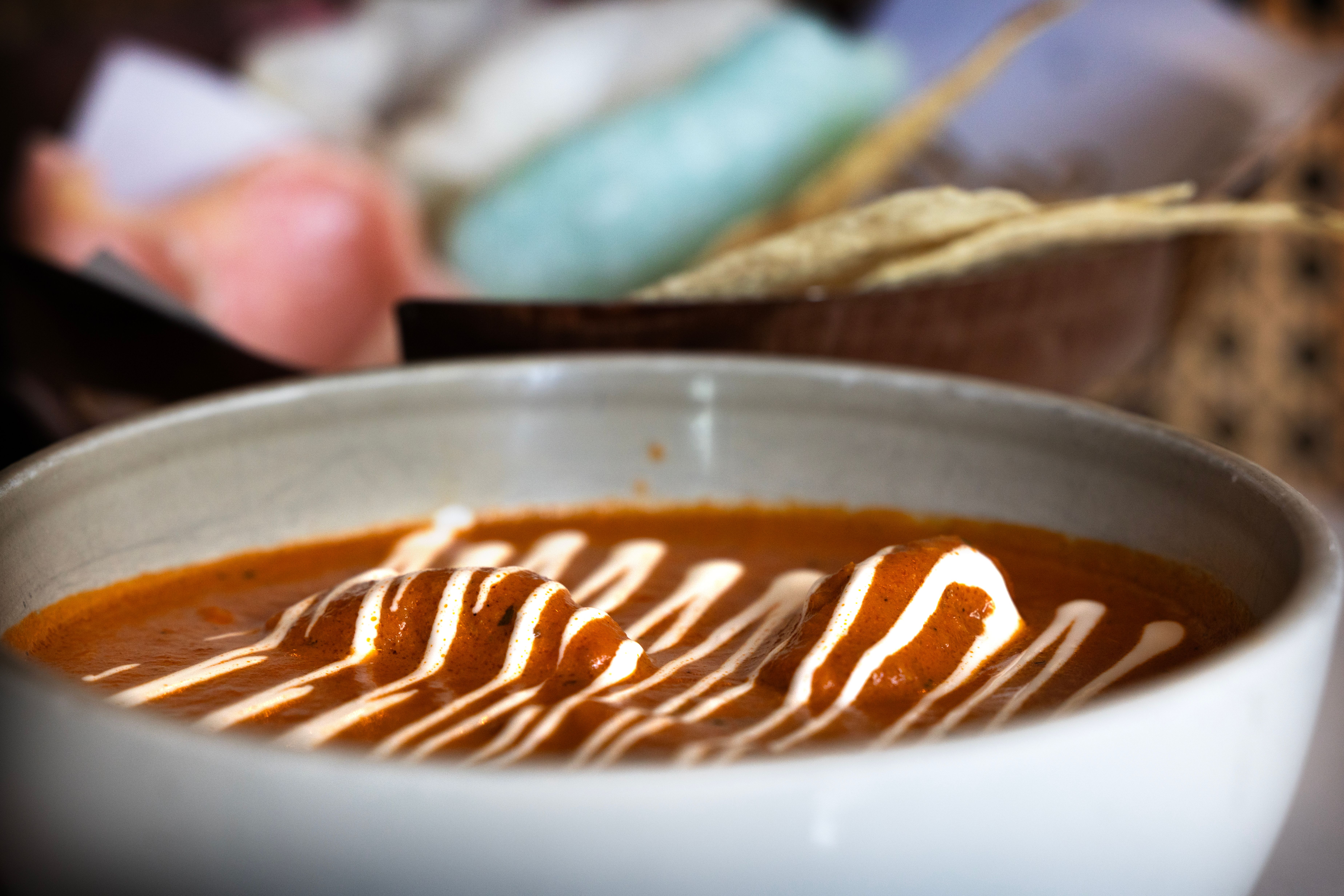 Butter chicken har saftig kylling i sødmefull, tomatpreget saus. Dette er en av rettene som sitter.