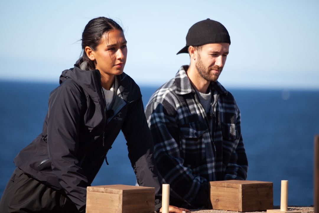  Mange av oppgavene deltagerne får, handler om å knekke koder og åpne bokser. Deltagerne Selma Ibrahim og Emil Solli-Tangen.