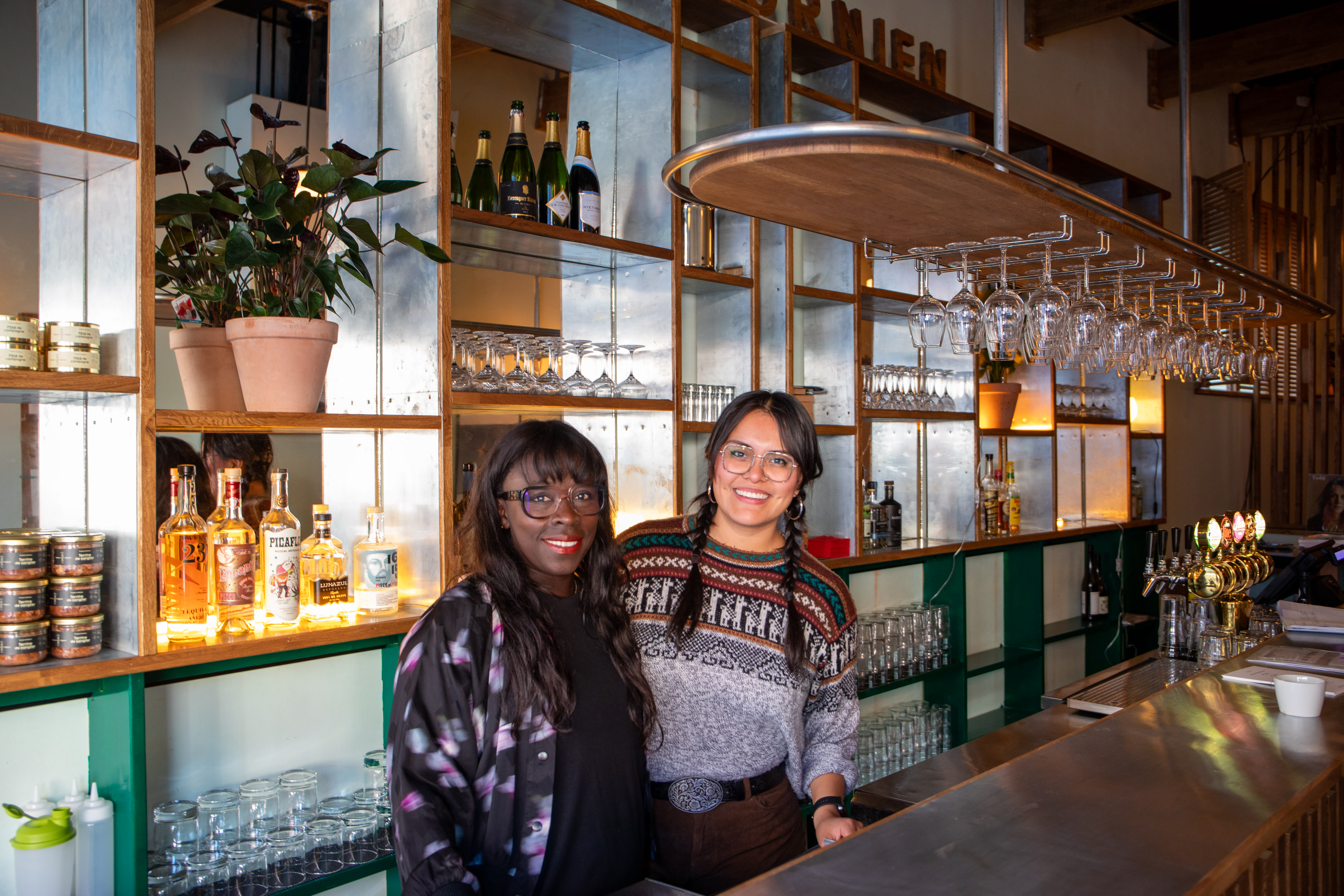 Adama Bargee er en av dem som skal drifte baren. Her med bartender Lizbeth Alvarado til høyre. 