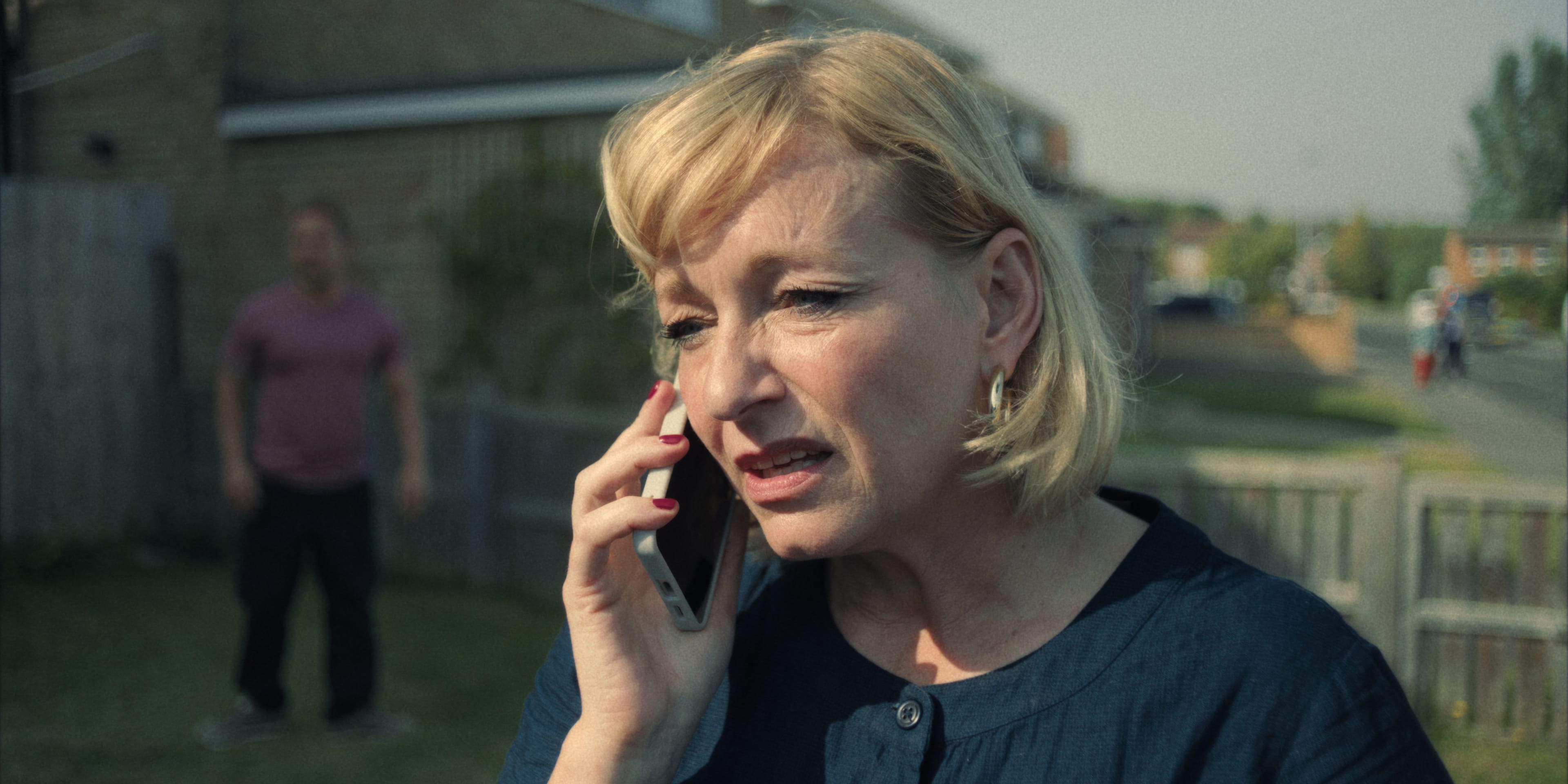 Christine Tremarco i rollen som sønderknust mor.