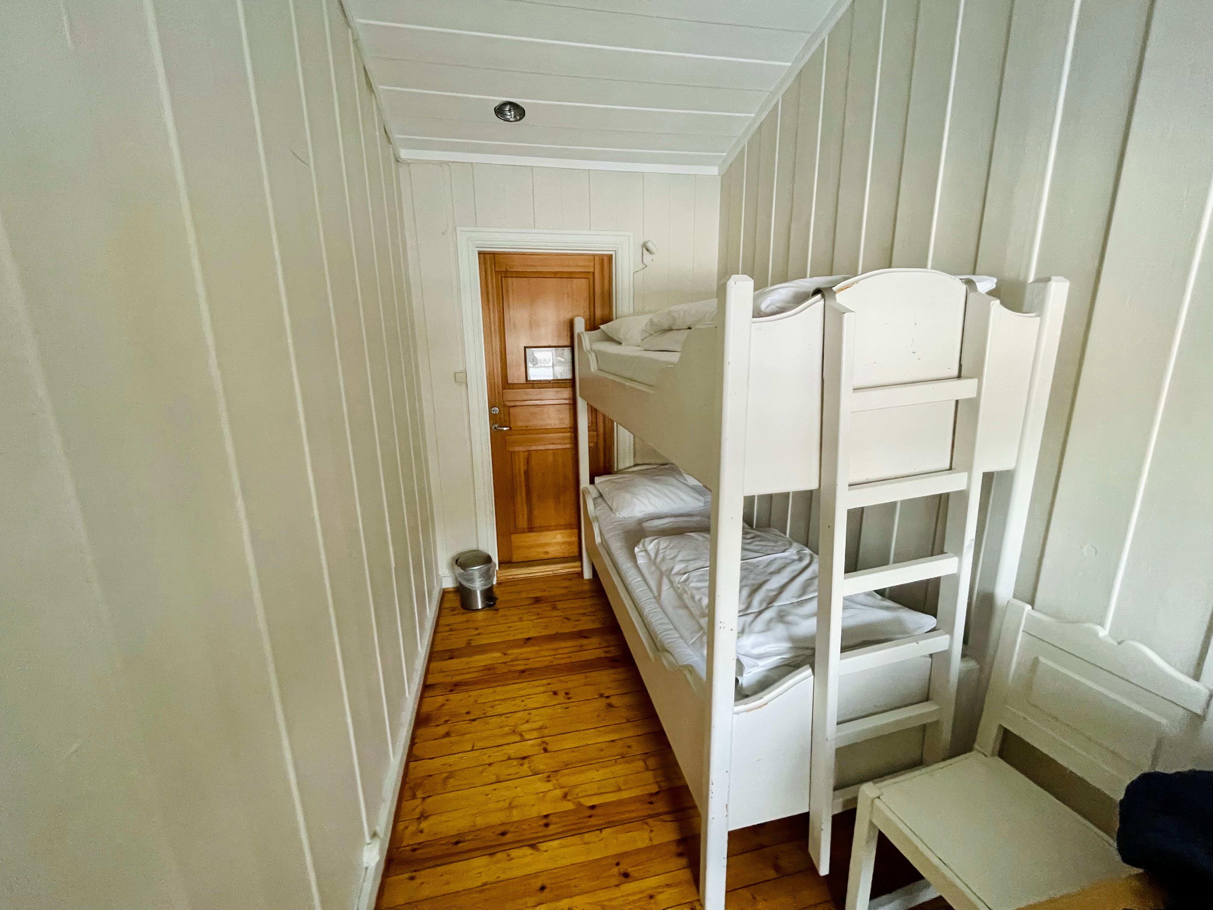 Soverommene på Kikut er enkle, med oppredde køyesenger. Dette er et tosengsrom. 