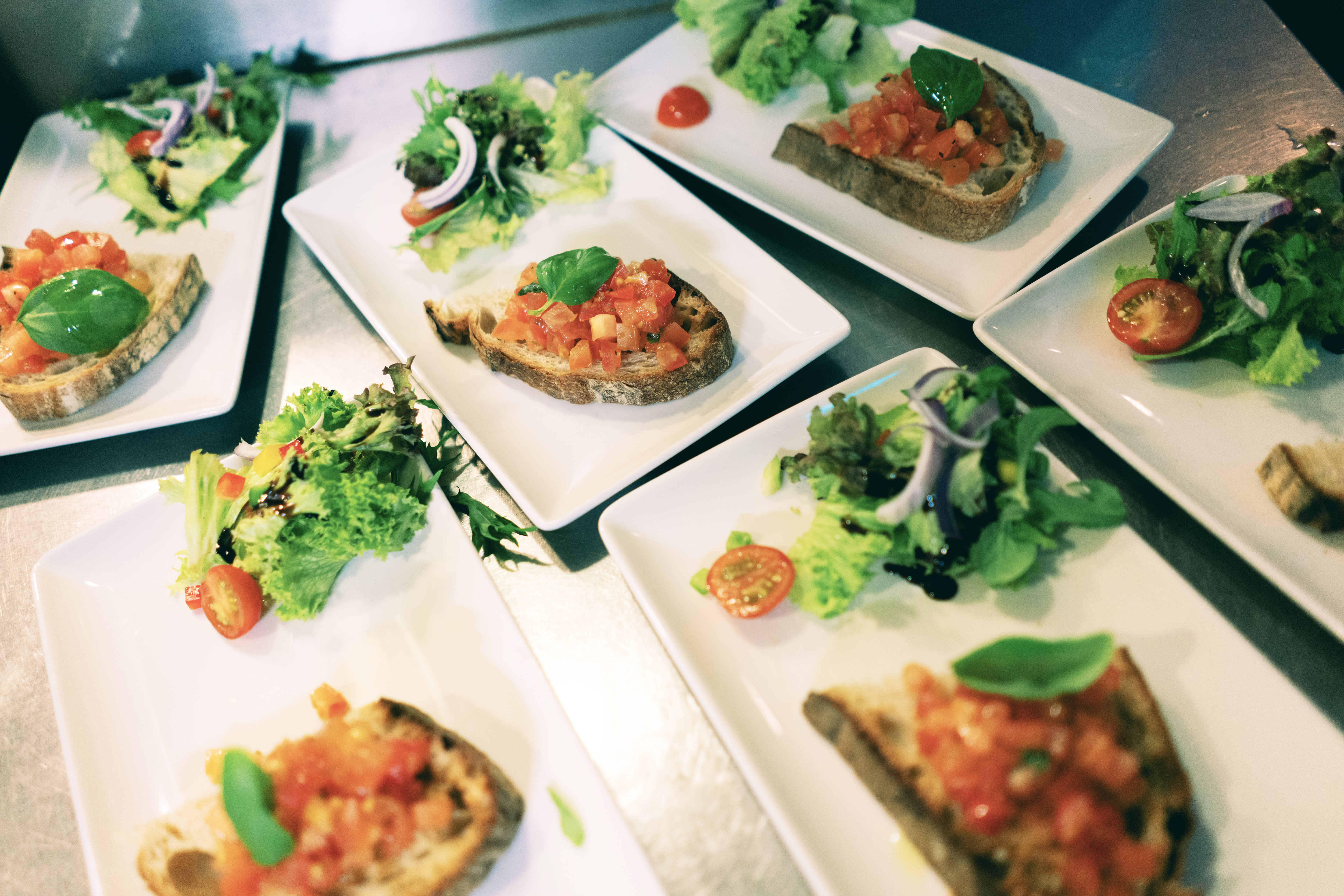 Bruschetta med salat. 