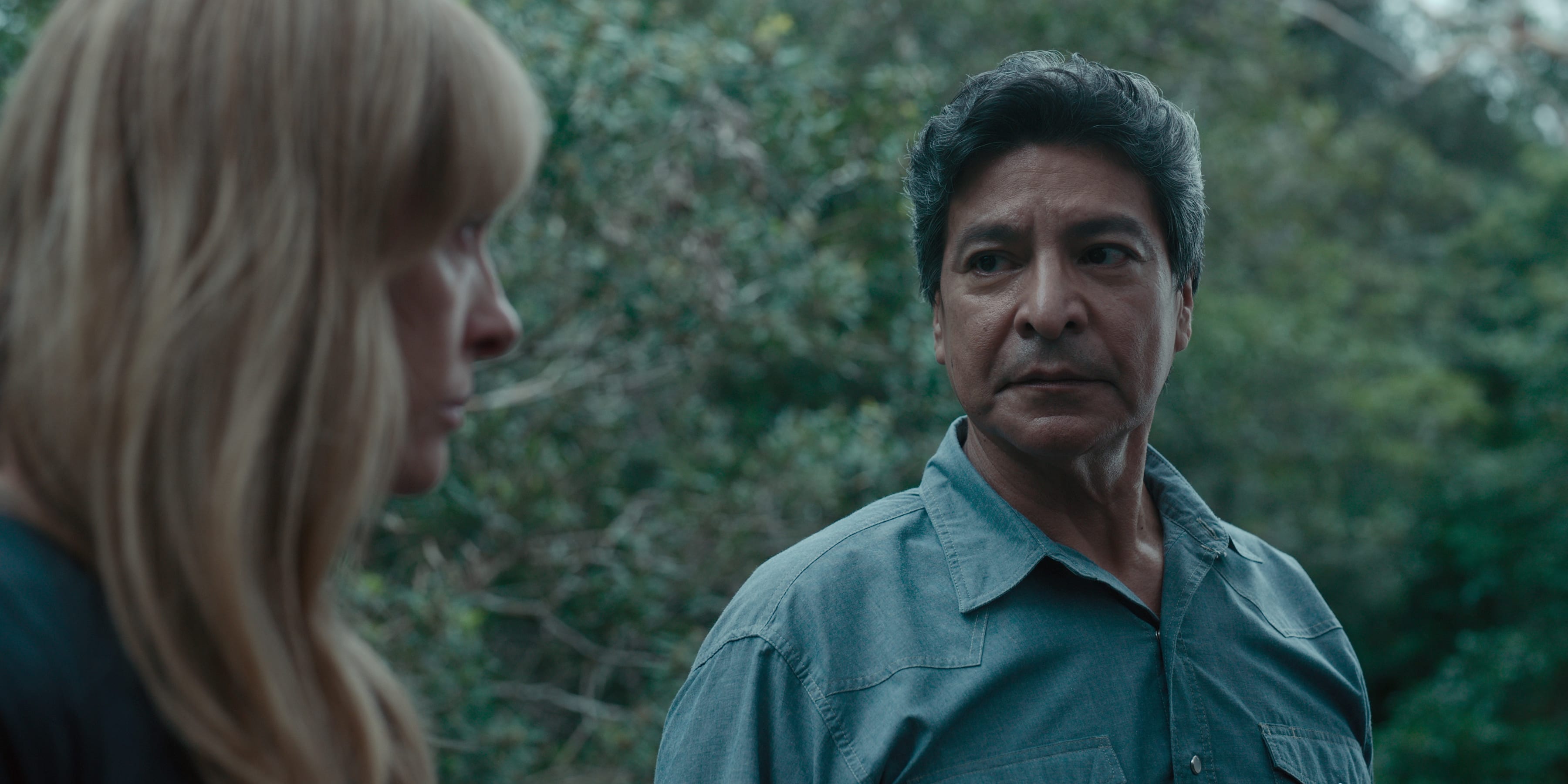 Hvem er egentlig den mystiske farsfiguren Charlie (Gil Birmingham)? 