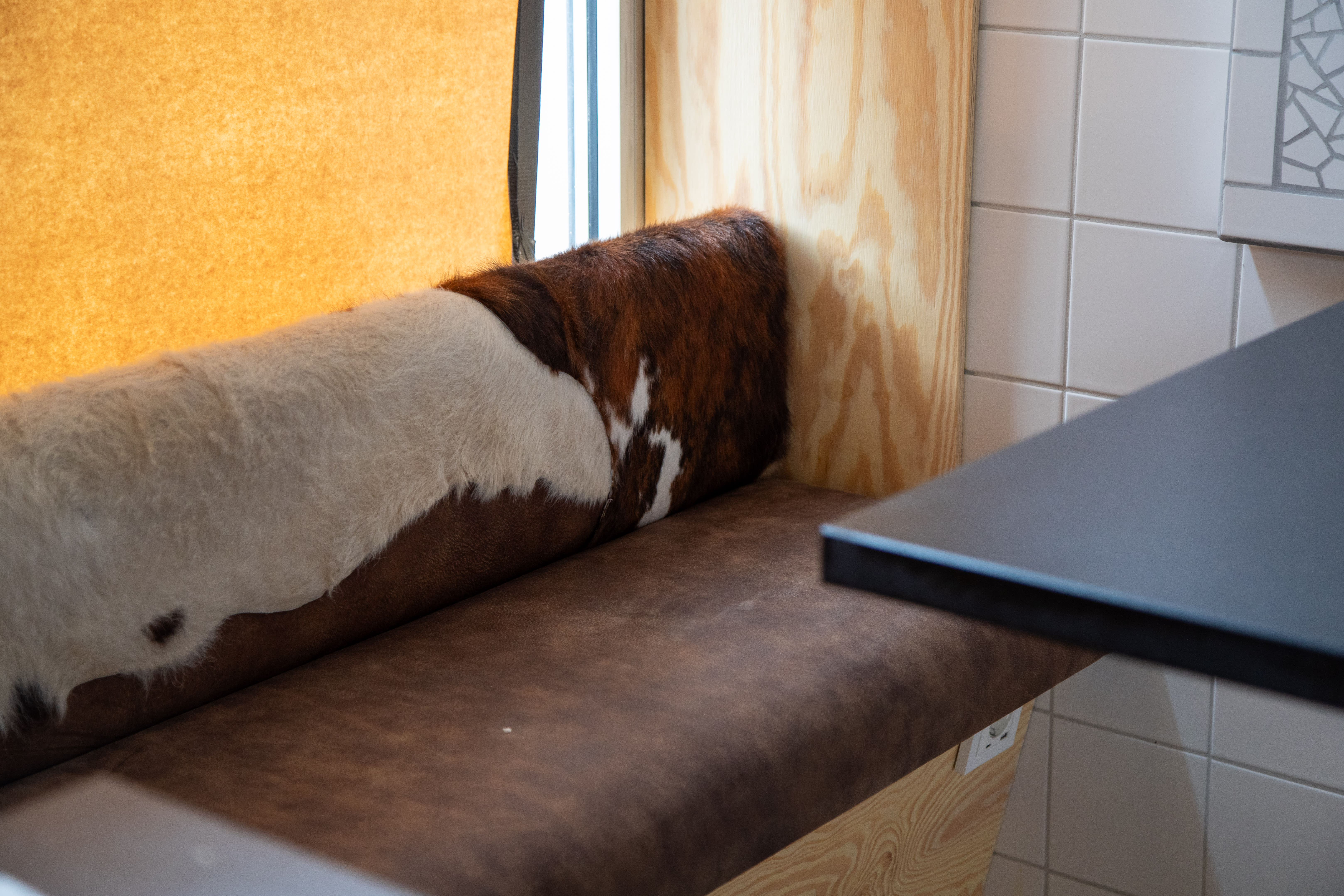 Blant annet har en ku ved navn Frøya bidratt til både mat på menyen og benker i lokalet. 