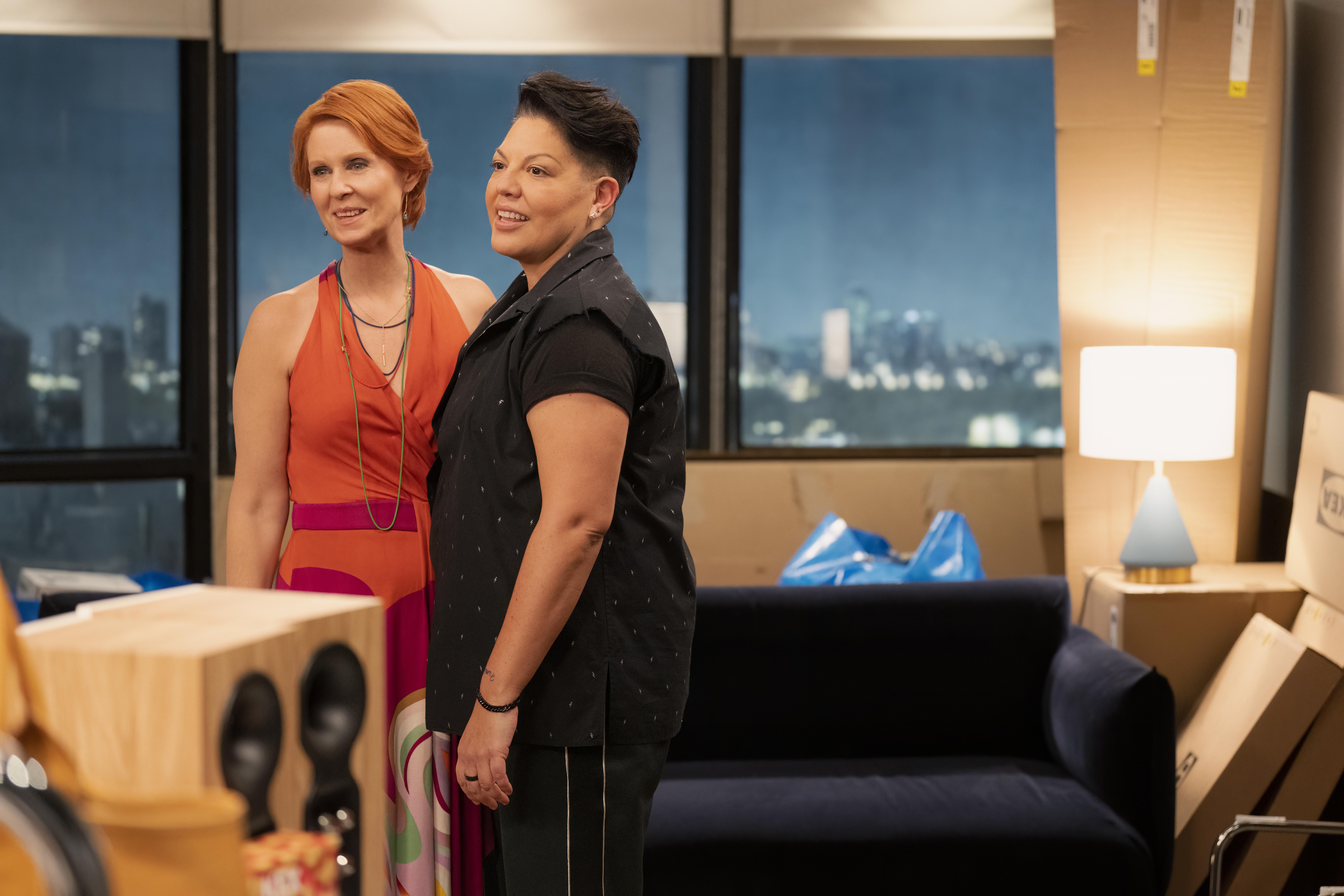  Miranda (Cynthia Nixon) har flyttet med sin kjæreste Che (Sara Ramirez) til Los Angeles. 