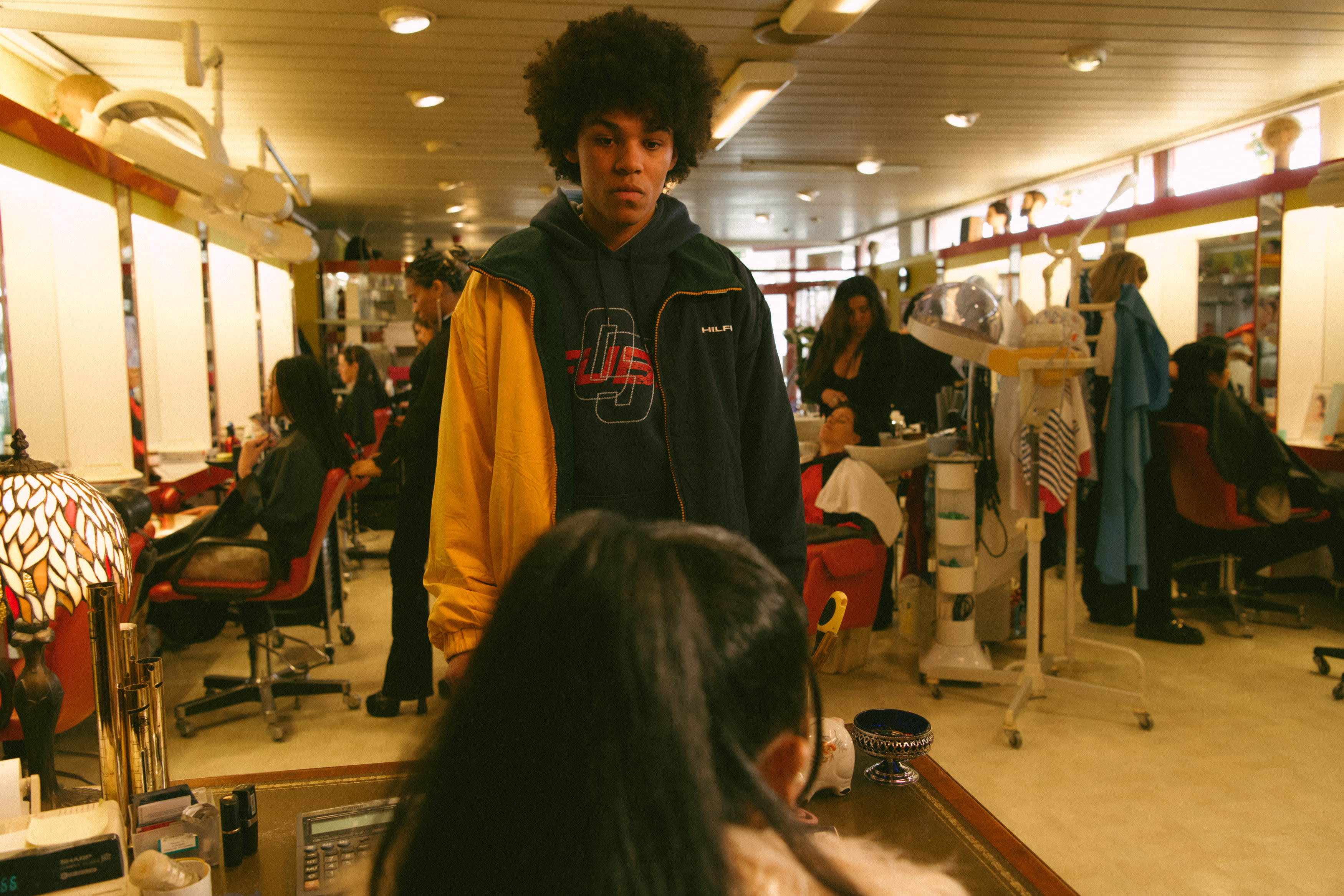 Hovedpersonen Bæbs (Filip Bargee Ramberg) vikles inn i bandekrigen via venner. 